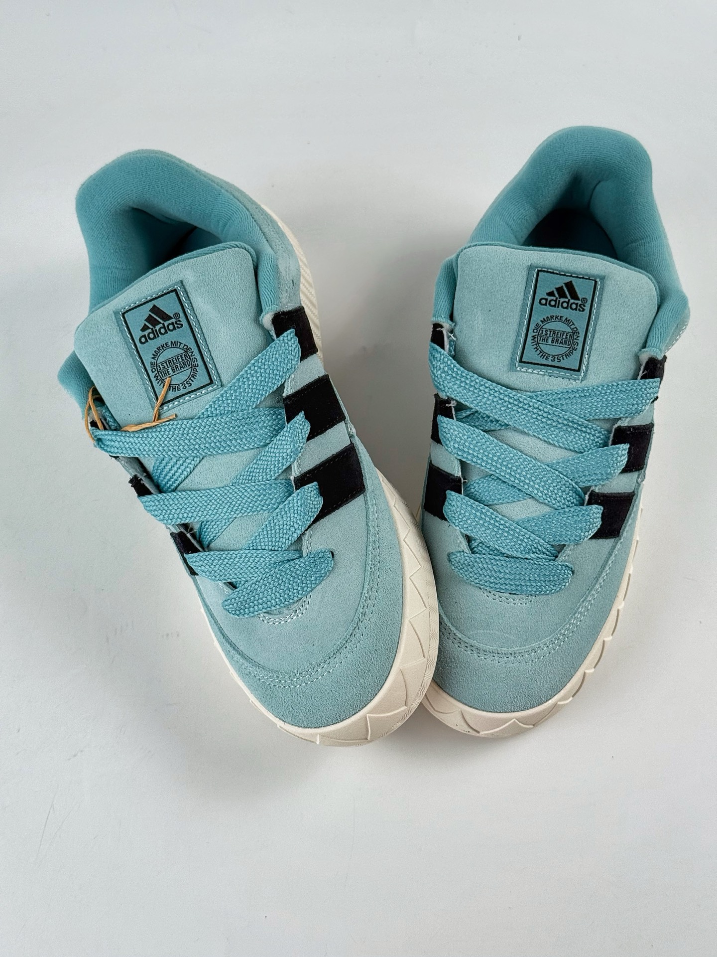 160 Adidas Originals Adimatic Yunk Low 马蒂奇系列低帮复古鲨鱼面包休闲运动滑板鞋 KI8880AK