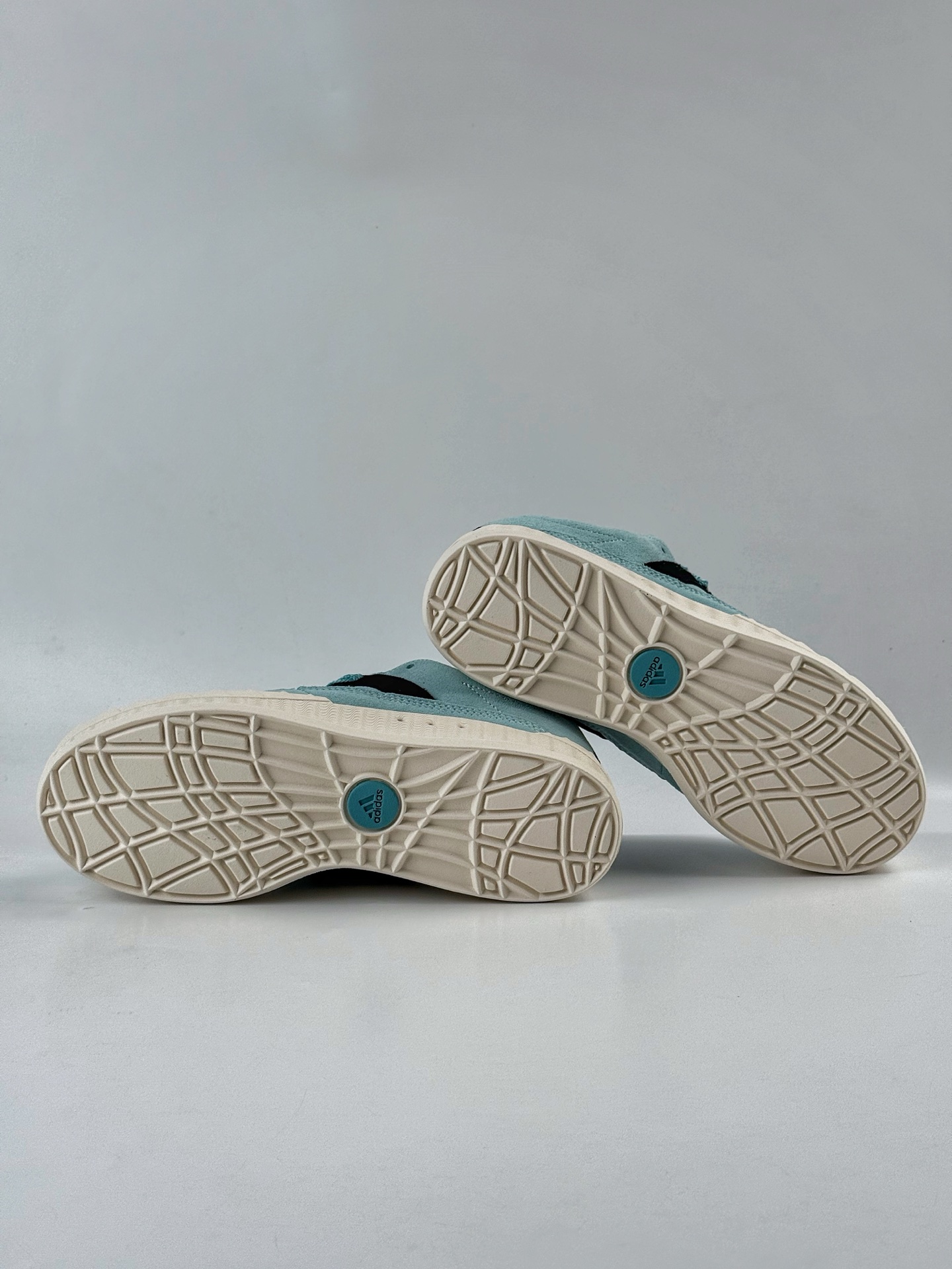 160 Adidas Originals Adimatic Yunk Low 马蒂奇系列低帮复古鲨鱼面包休闲运动滑板鞋 KI8880AK