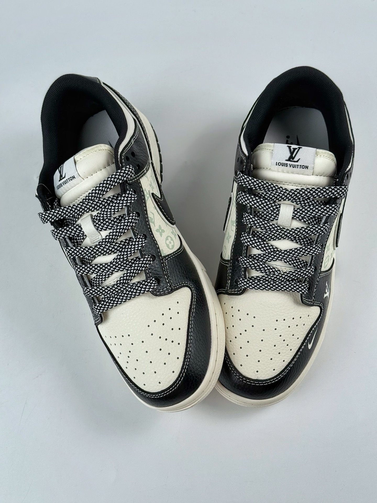 Nike SB Dunk Low x Louis Vuitton 黑白小勾满天星 HT5088-608