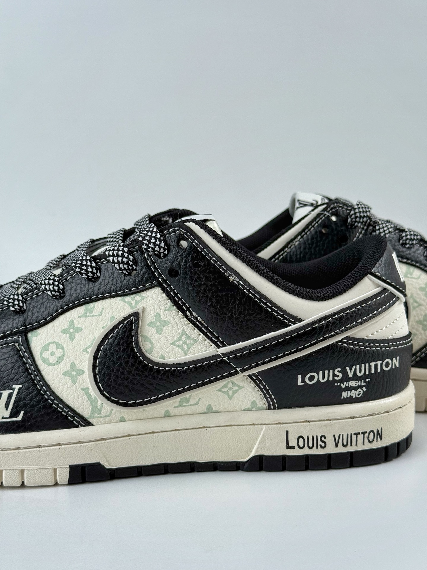 Nike SB Dunk Low x Louis Vuitton 黑白小勾满天星 HT5088-608