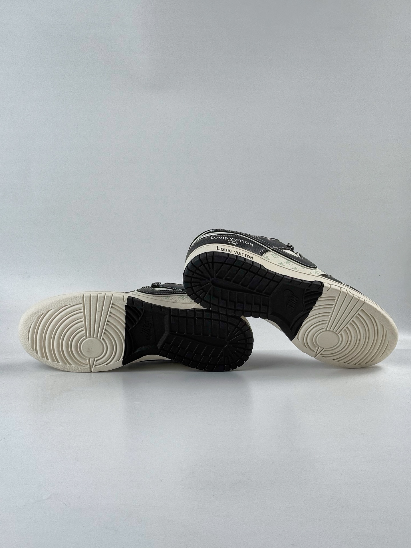 Nike SB Dunk Low x Louis Vuitton 黑白小勾满天星 HT5088-608