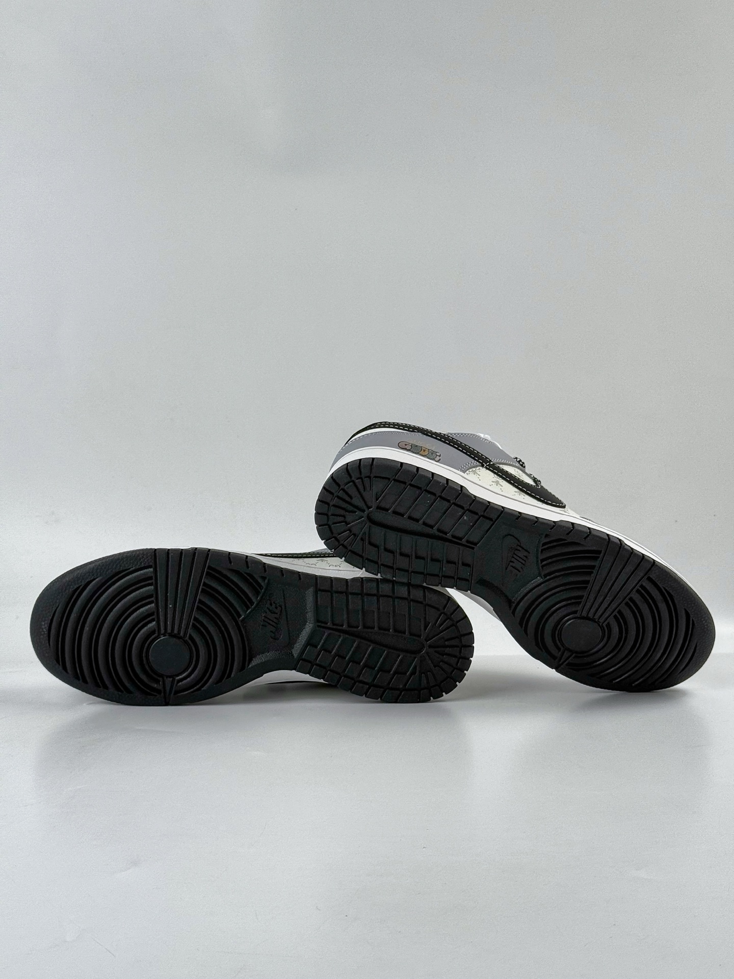 280 Nike SB Dunk Low x GUCCI 灰白黑小勾满天星 CS1688-134