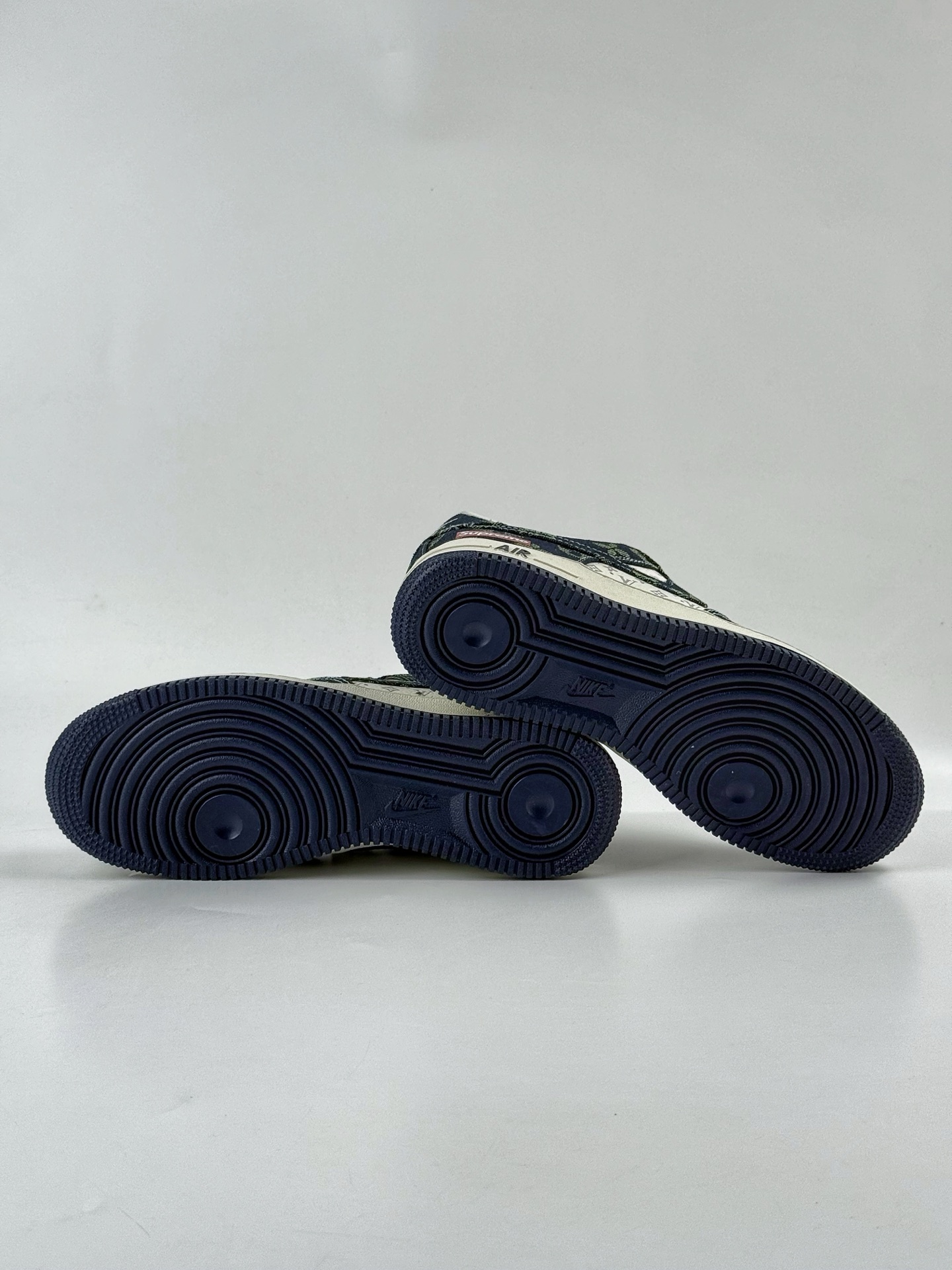 260 Nike Air Force 1 Low 07 x Louis Vuitton x Superme 黑白 YF9511-819