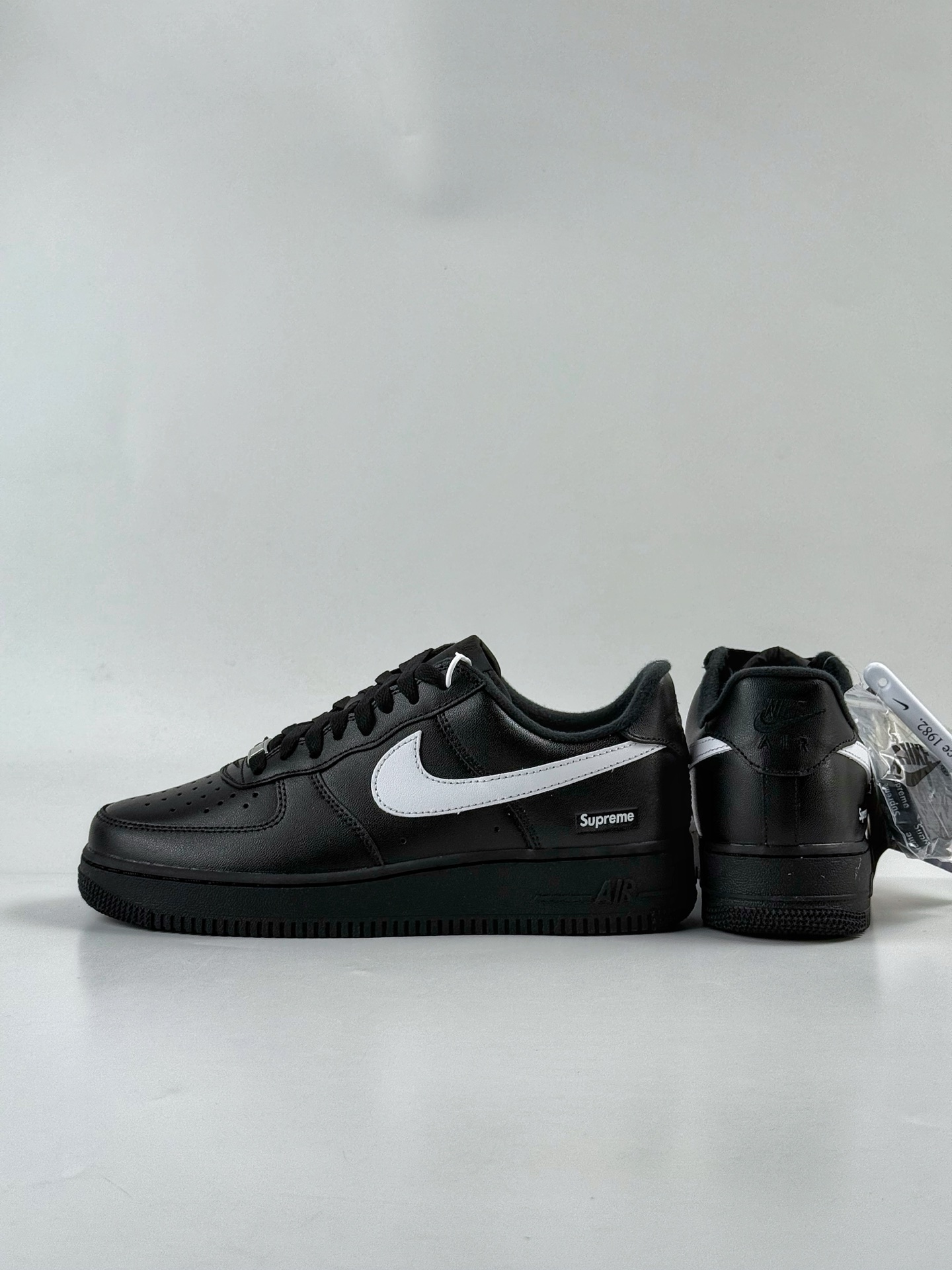 200 Nike Air Force 1 Low 07 x Supreme 亮面黑白 CU9225-002