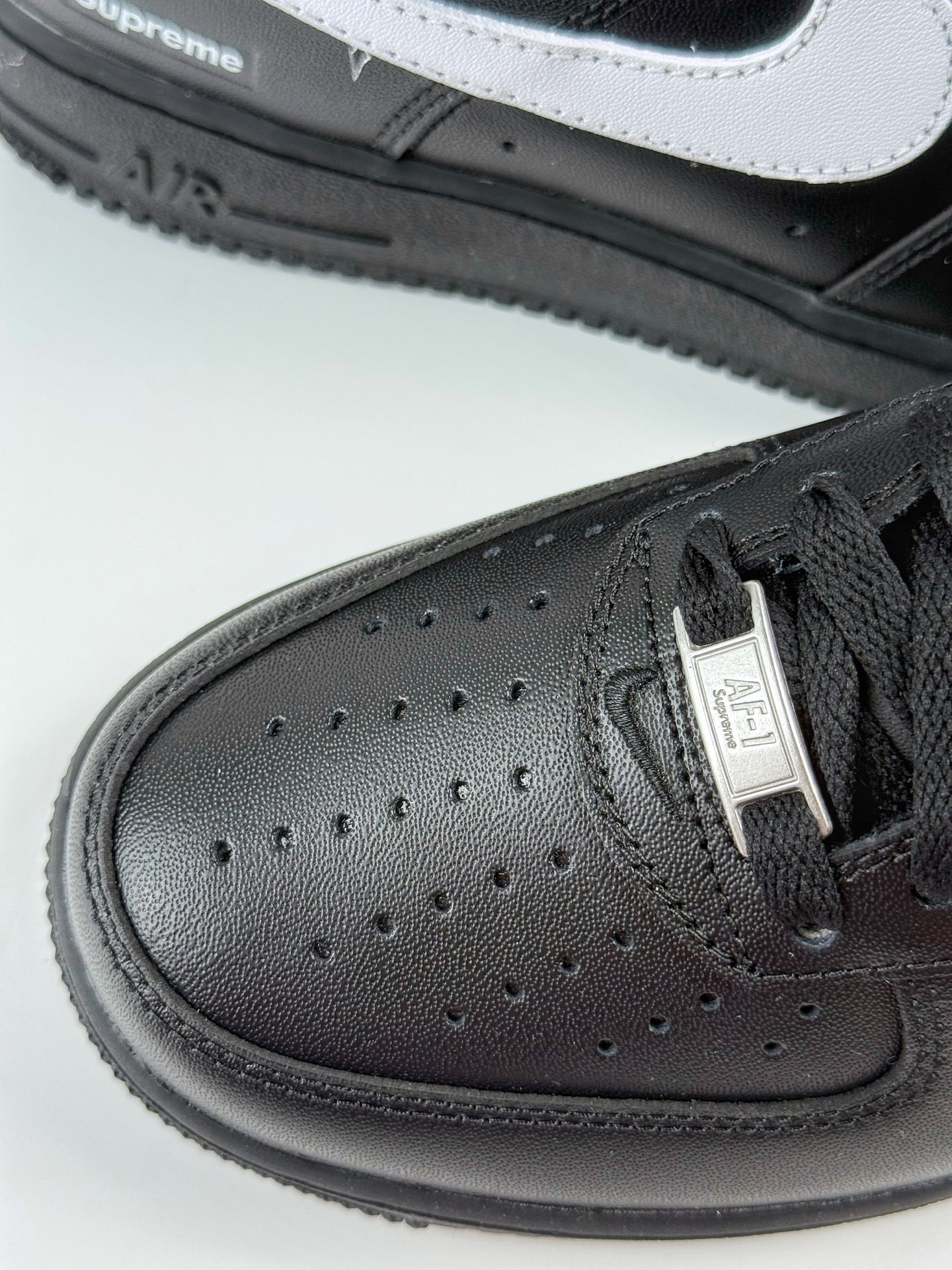 200 Nike Air Force 1 Low 07 x Supreme 亮面黑白 CU9225-002
