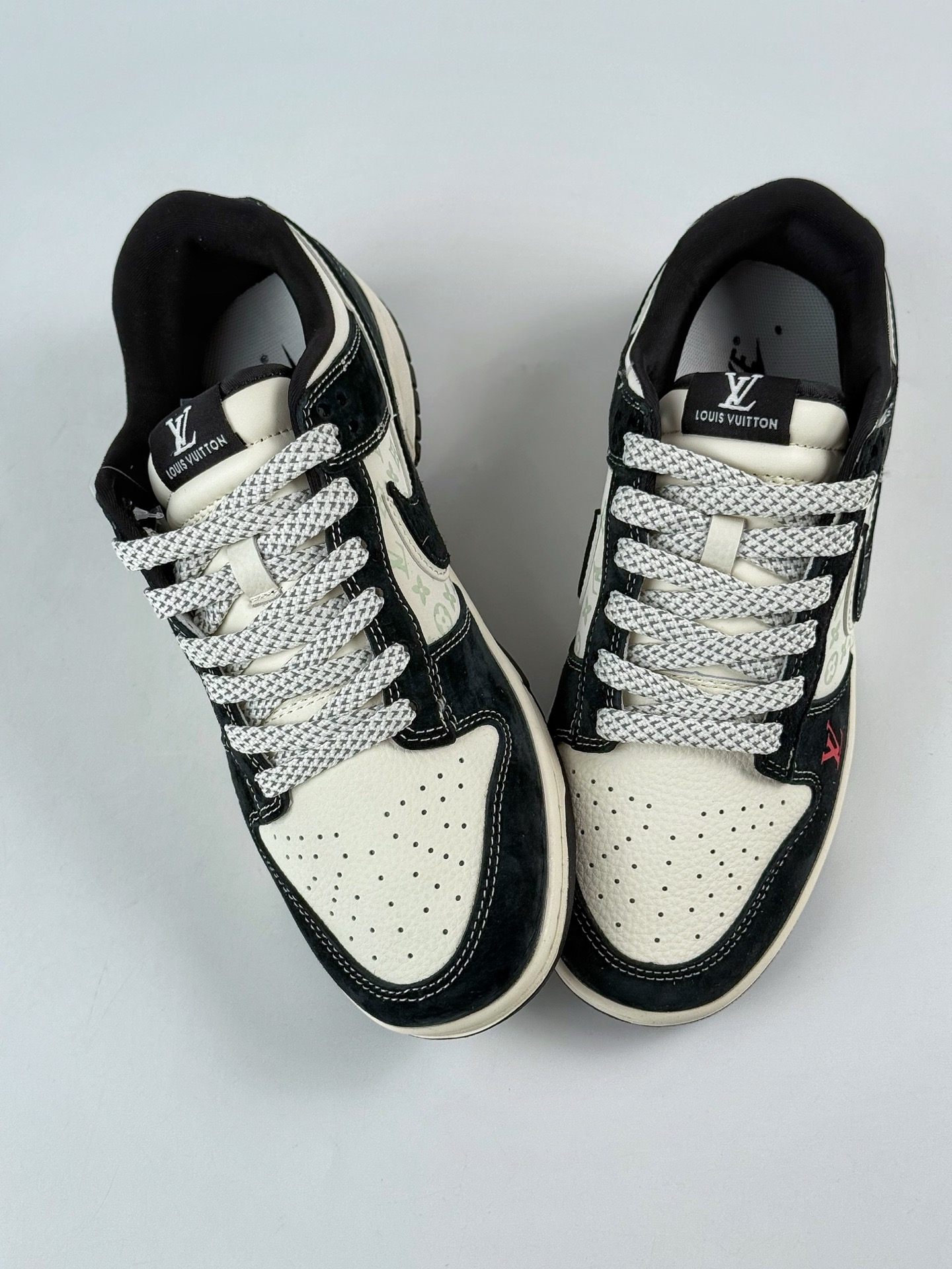 280 Nike SB Dunk Low x Louis Vuitton 黑白双勾满天星 CX5050-Y22