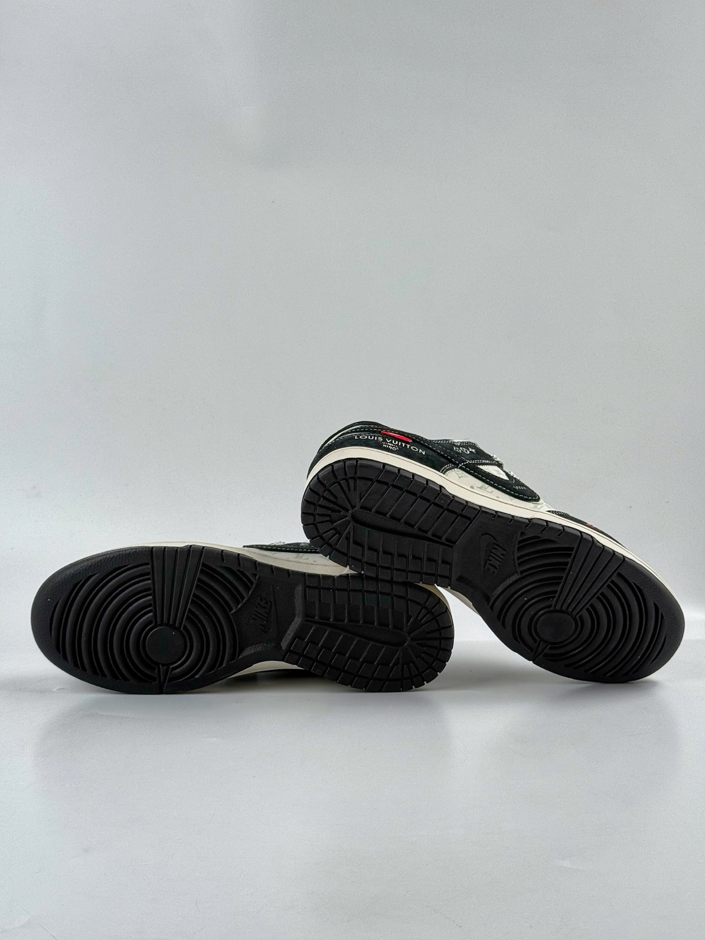 280 Nike SB Dunk Low x Louis Vuitton 黑白双勾满天星 CX5050-Y22