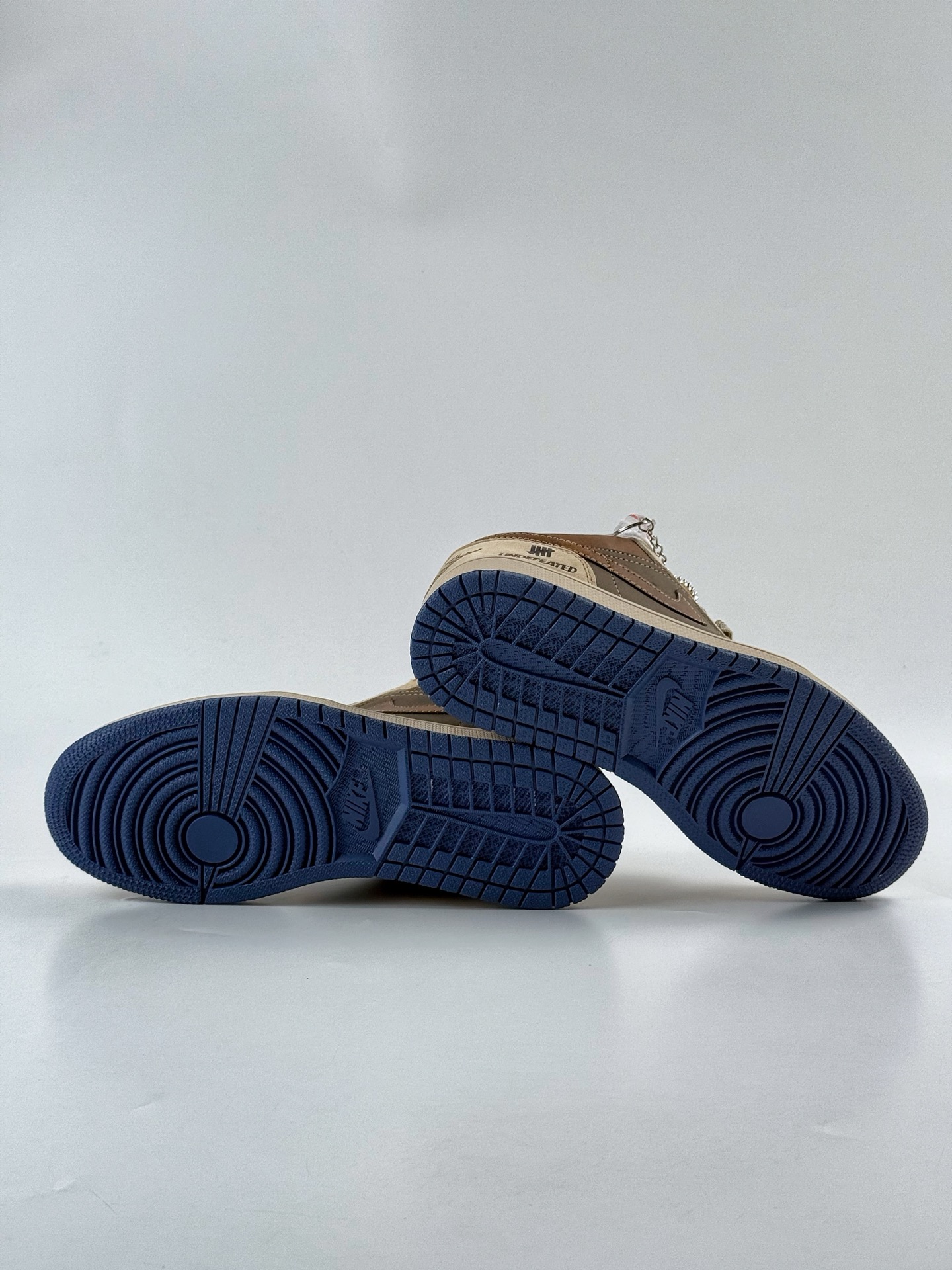 Nike Jordan Air Jordan 1 x UNDEFEATED 米粽小勾 QG1988-003-莆田鞋,莆田鞋货源,高仿鞋,高仿鞋货源,安福档口,莆田高仿鞋,莆田鞋批发,高仿鞋批发,莆田高仿运动鞋,高仿运动鞋,莆田运动鞋 Nike Jordan Air Jordan 1 x UNDEFEATED 米粽小勾 QG1988-003