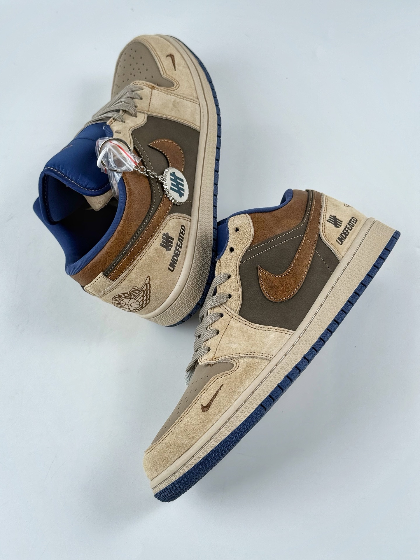 Nike Jordan Air Jordan 1 x UNDEFEATED 米粽小勾 QG1988-003-莆田鞋,莆田鞋货源,高仿鞋,高仿鞋货源,安福档口,莆田高仿鞋,莆田鞋批发,高仿鞋批发,莆田高仿运动鞋,高仿运动鞋,莆田运动鞋 Nike Jordan Air Jordan 1 x UNDEFEATED 米粽小勾 QG1988-003