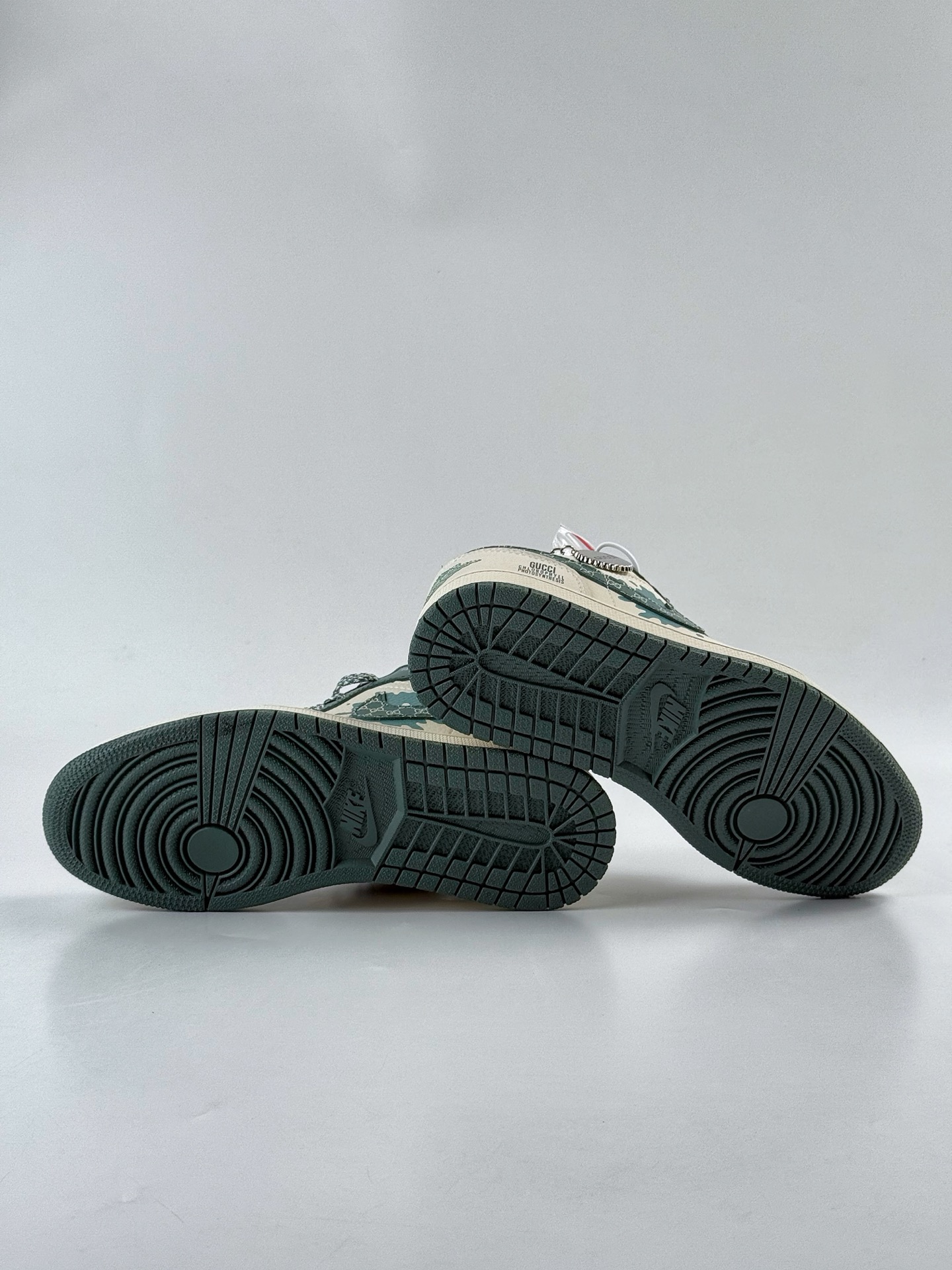 Nike Jordan Air Jordan 1 x GUCCI 绿白小勾满天星 QD1988-004-莆田鞋,莆田鞋货源,高仿鞋,高仿鞋货源,安福档口,莆田高仿鞋,莆田鞋批发,高仿鞋批发,莆田高仿运动鞋,高仿运动鞋,莆田运动鞋 Nike Jordan Air Jordan 1 x GUCCI 绿白小勾满天星 QD1988-004