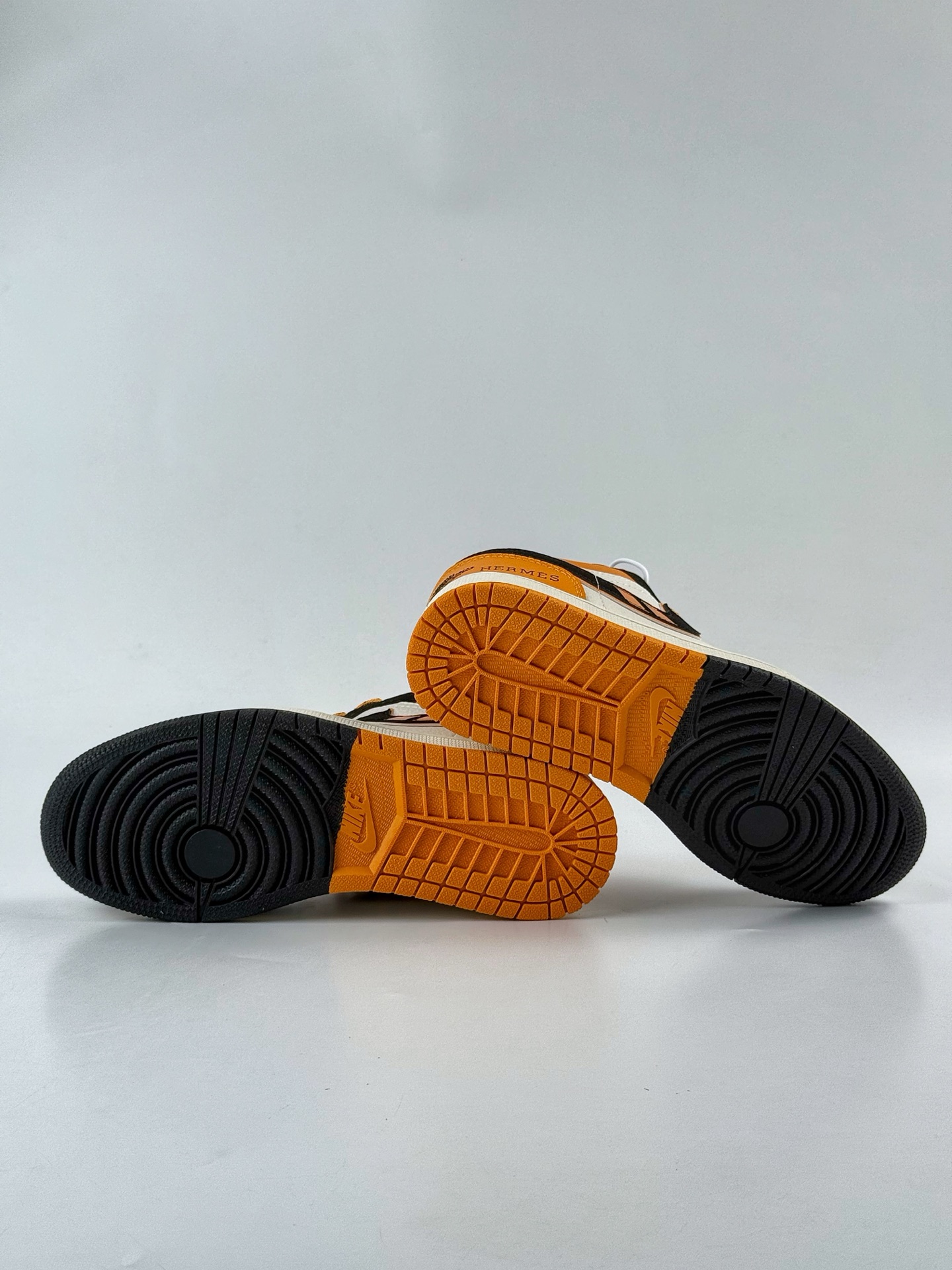 Nike Jordan Air Jordan 1 x HERMES 黑白黄小勾满天星 LJ8888-004-莆田鞋,莆田鞋货源,高仿鞋,高仿鞋货源,安福档口,莆田高仿鞋,莆田鞋批发,高仿鞋批发,莆田高仿运动鞋,高仿运动鞋,莆田运动鞋 Nike Jordan Air Jordan 1 x HERMES 黑白黄小勾满天星 LJ8888-004
