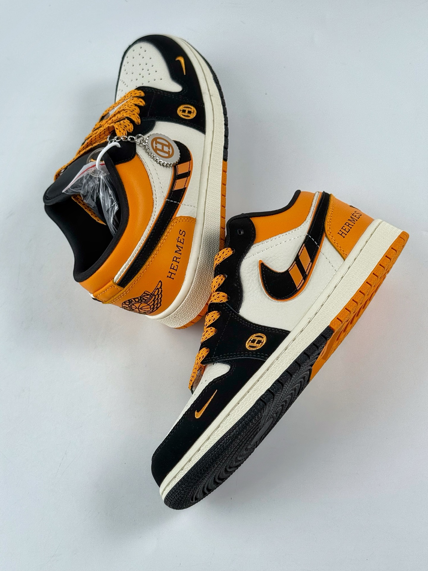 Nike Jordan Air Jordan 1 x HERMES 黑白黄小勾满天星 LJ8888-004-莆田鞋,莆田鞋货源,高仿鞋,高仿鞋货源,安福档口,莆田高仿鞋,莆田鞋批发,高仿鞋批发,莆田高仿运动鞋,高仿运动鞋,莆田运动鞋 Nike Jordan Air Jordan 1 x HERMES 黑白黄小勾满天星 LJ8888-004