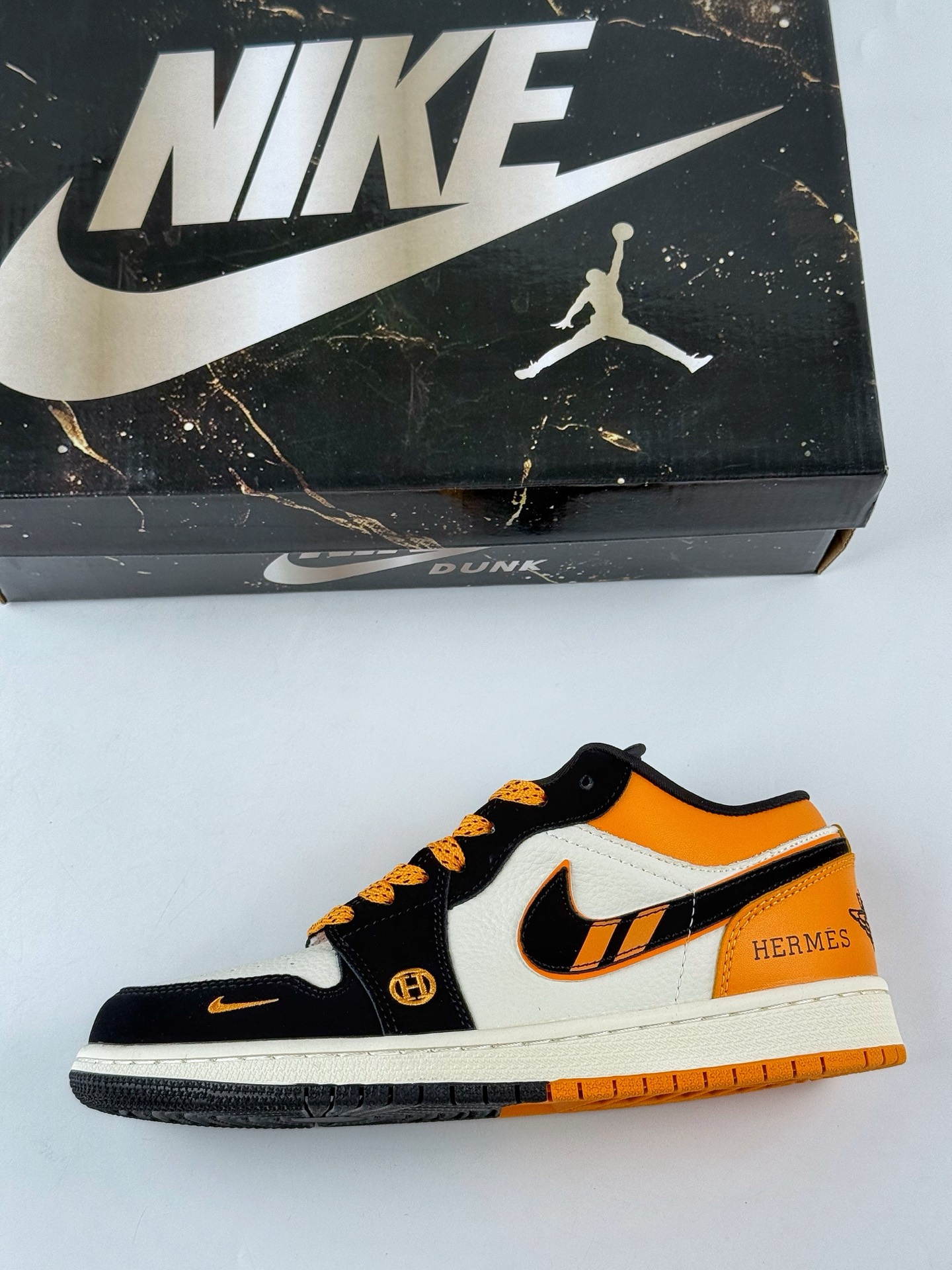 Nike Jordan Air Jordan 1 x HERMES 黑白黄小勾满天星 LJ8888-004-莆田鞋,莆田鞋货源,高仿鞋,高仿鞋货源,安福档口,莆田高仿鞋,莆田鞋批发,高仿鞋批发,莆田高仿运动鞋,高仿运动鞋,莆田运动鞋 Nike Jordan Air Jordan 1 x HERMES 黑白黄小勾满天星 LJ8888-004