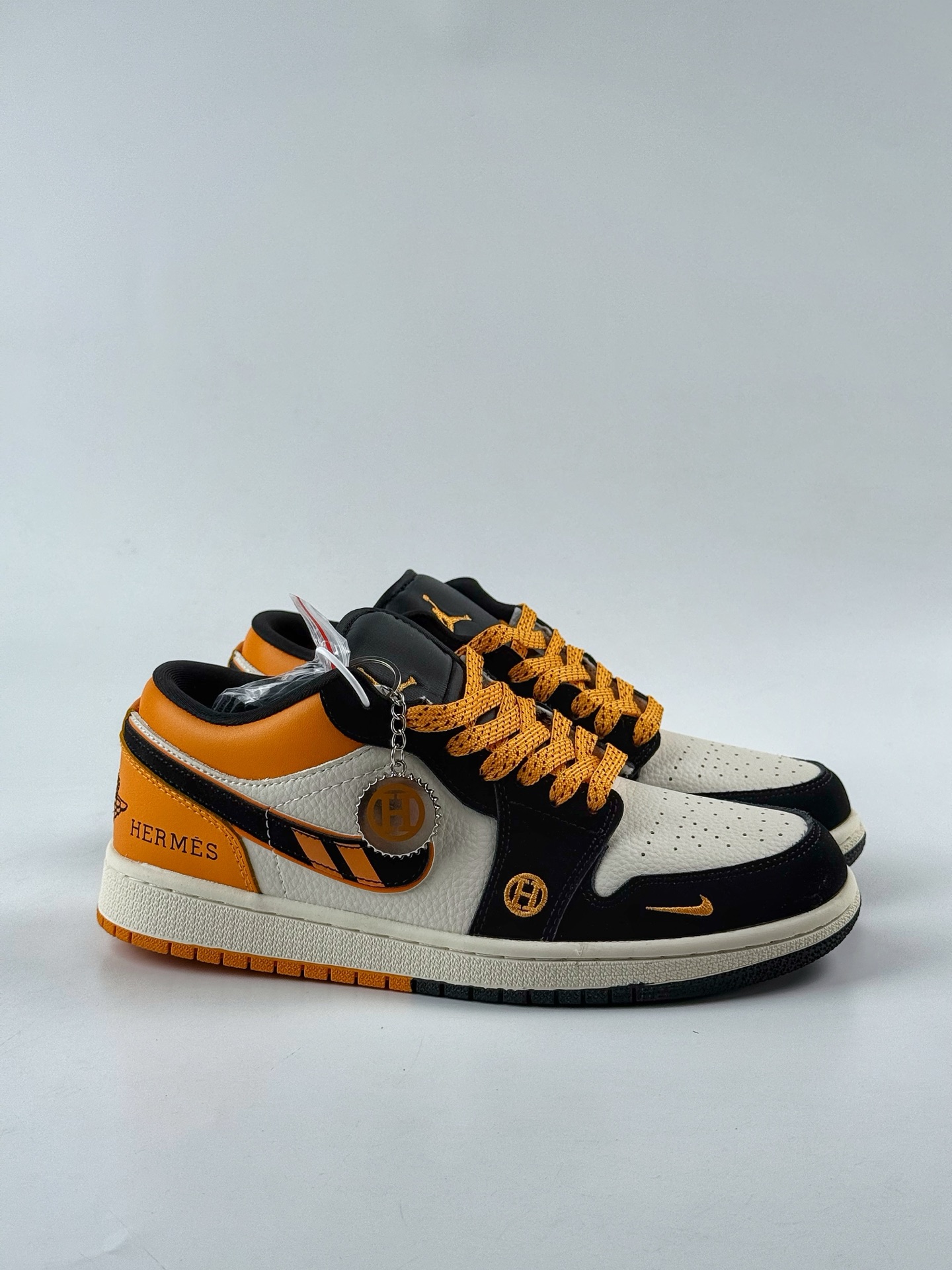 Nike Jordan Air Jordan 1 x HERMES 黑白黄小勾满天星 LJ8888-004-莆田鞋,莆田鞋货源,高仿鞋,高仿鞋货源,安福档口,莆田高仿鞋,莆田鞋批发,高仿鞋批发,莆田高仿运动鞋,高仿运动鞋,莆田运动鞋 Nike Jordan Air Jordan 1 x HERMES 黑白黄小勾满天星 LJ8888-004