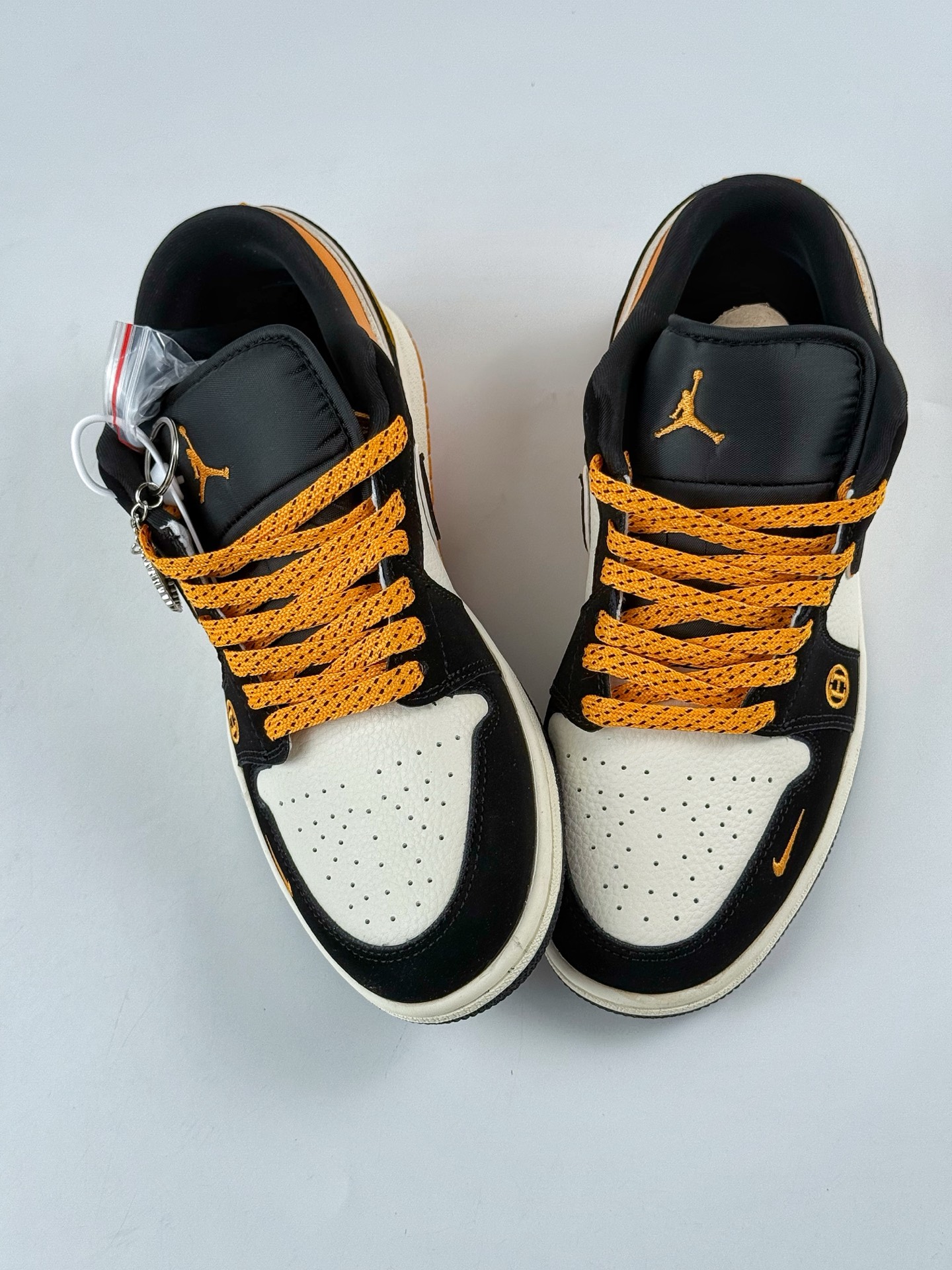 Nike Jordan Air Jordan 1 x HERMES 黑白黄小勾满天星 LJ8888-004-莆田鞋,莆田鞋货源,高仿鞋,高仿鞋货源,安福档口,莆田高仿鞋,莆田鞋批发,高仿鞋批发,莆田高仿运动鞋,高仿运动鞋,莆田运动鞋 Nike Jordan Air Jordan 1 x HERMES 黑白黄小勾满天星 LJ8888-004