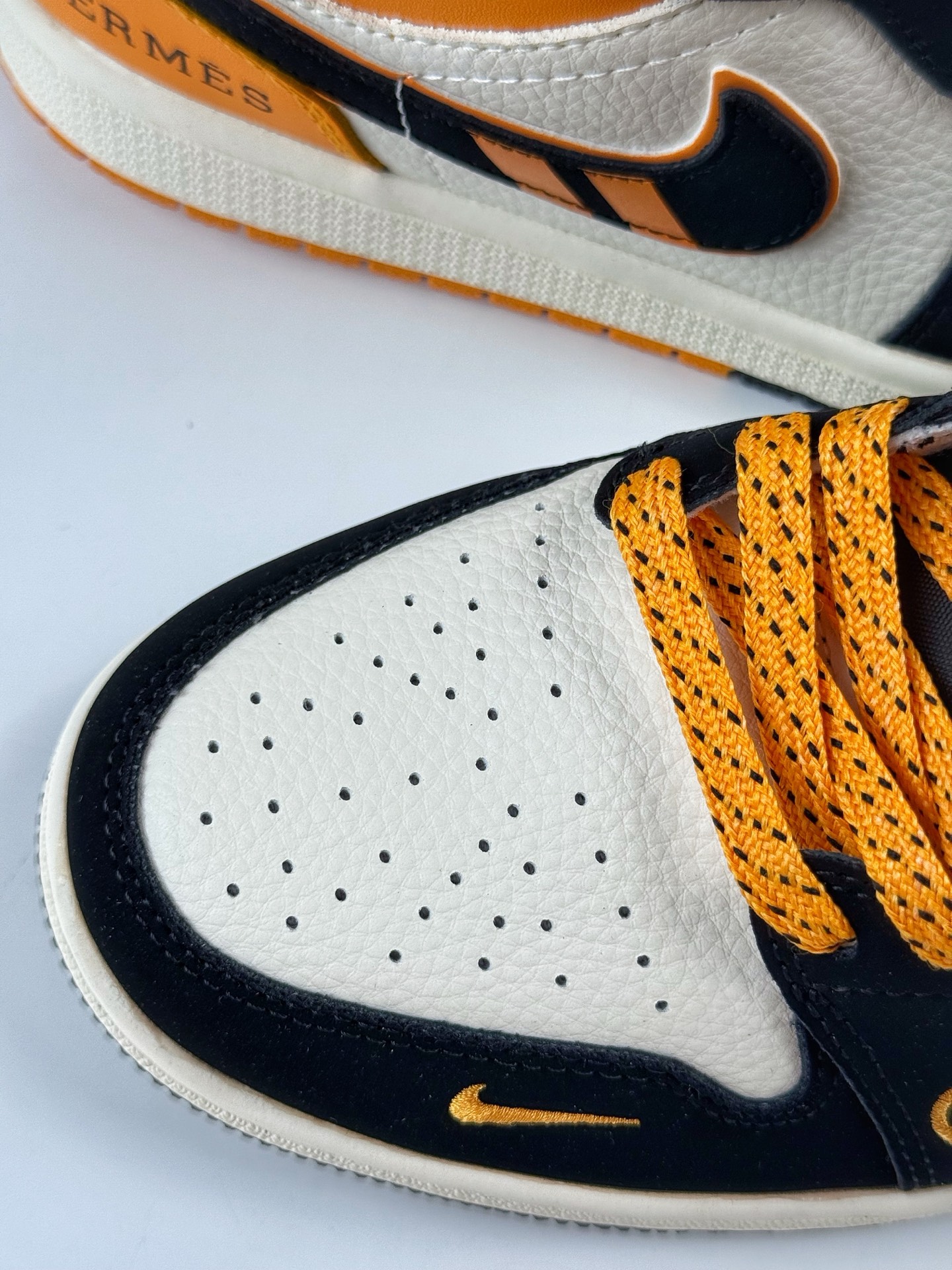 Nike Jordan Air Jordan 1 x HERMES 黑白黄小勾满天星 LJ8888-004-莆田鞋,莆田鞋货源,高仿鞋,高仿鞋货源,安福档口,莆田高仿鞋,莆田鞋批发,高仿鞋批发,莆田高仿运动鞋,高仿运动鞋,莆田运动鞋 Nike Jordan Air Jordan 1 x HERMES 黑白黄小勾满天星 LJ8888-004