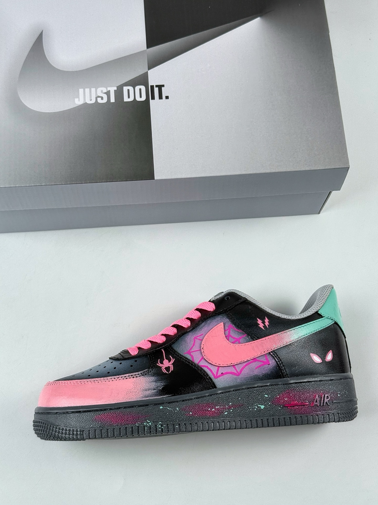 Nike Air Force 1 Low 07 粉黑蜘蛛侠涂鸦 YD2425-011 Nike Air Force 1 Low 07 粉黑蜘蛛侠涂鸦 YD2425-011