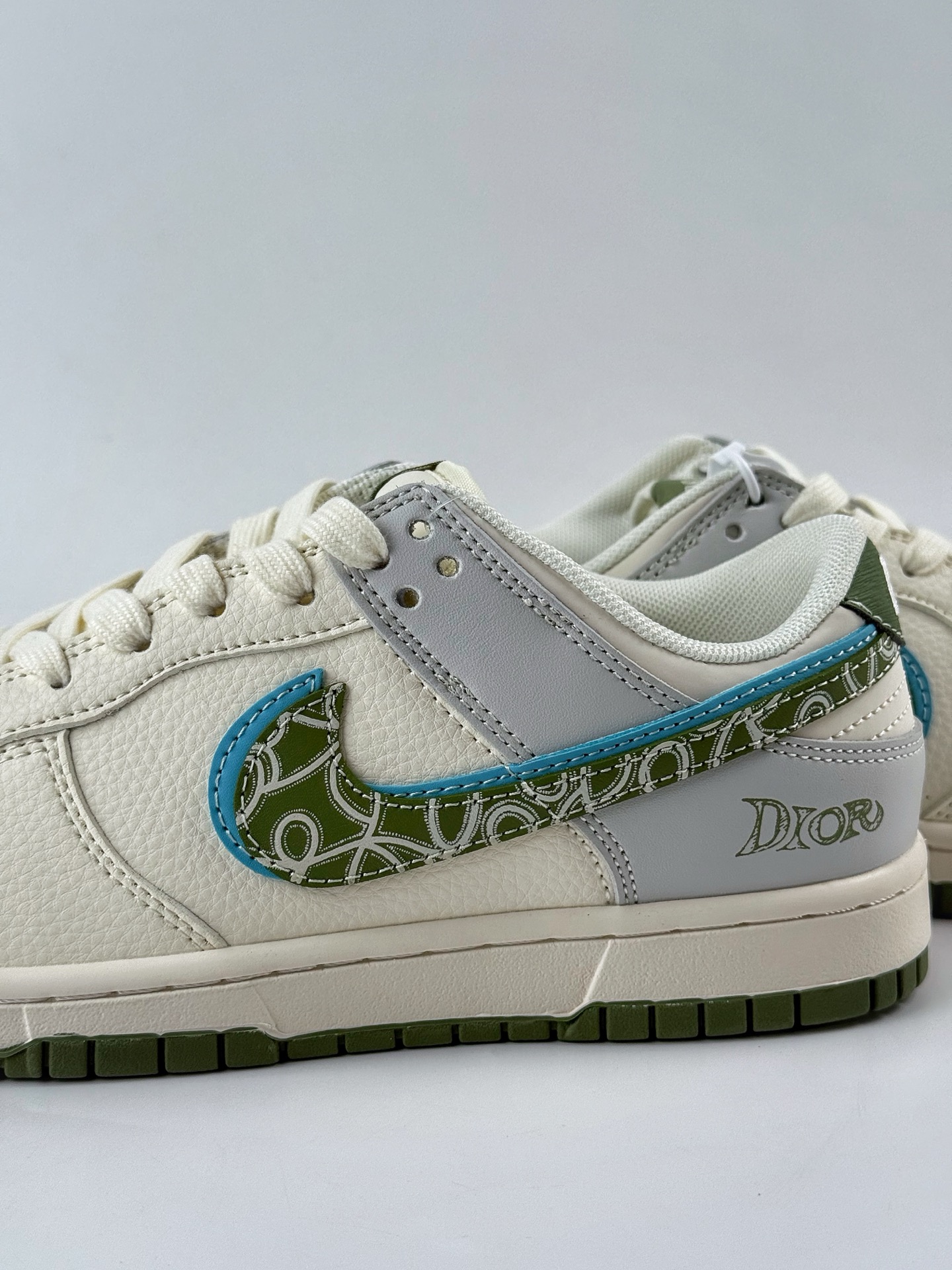 Nike SB Dunk Low x DIOR 白绿双勾小勾 HS2506-220