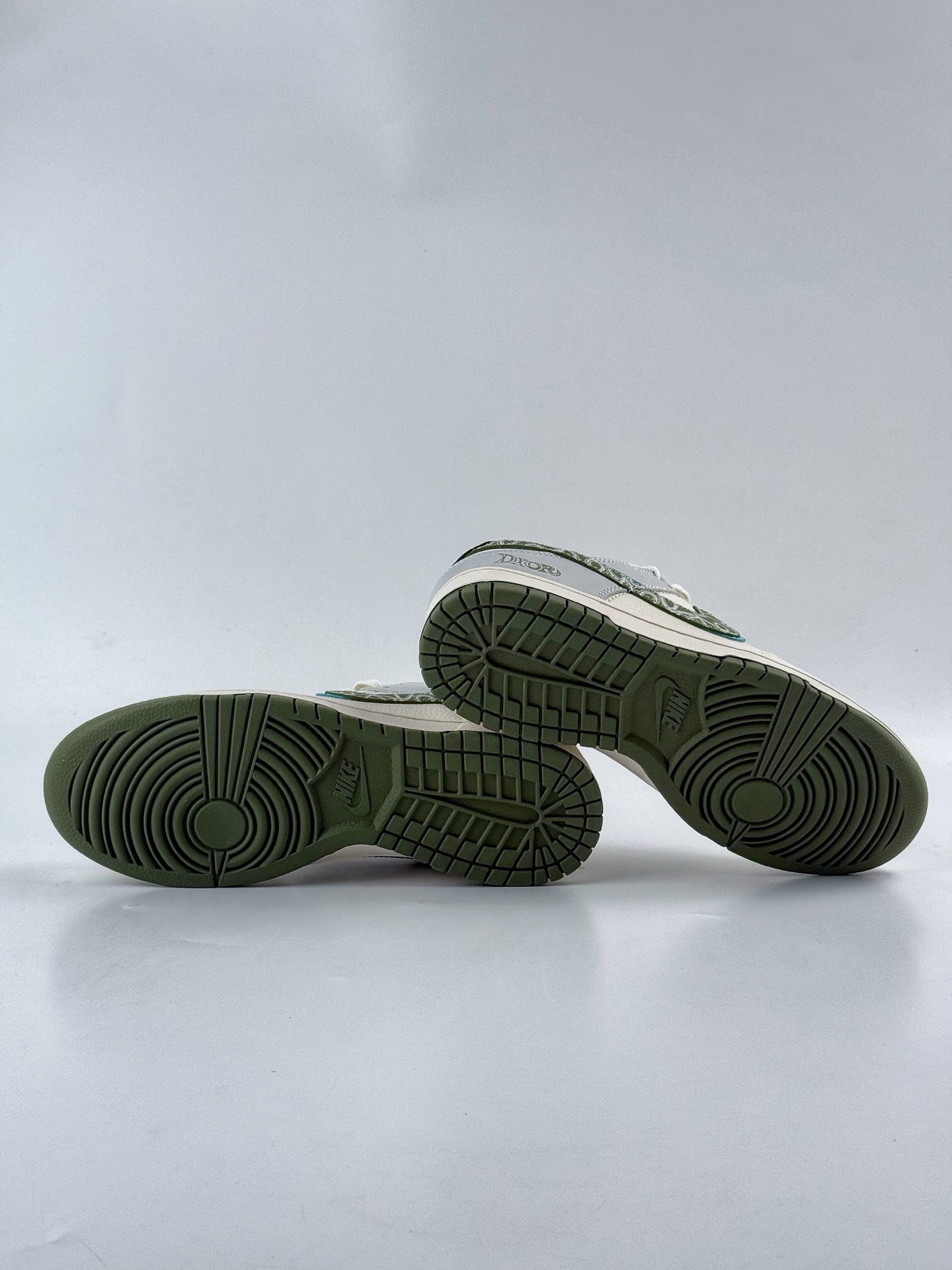 Nike SB Dunk Low x DIOR 白绿双勾小勾 HS2506-220