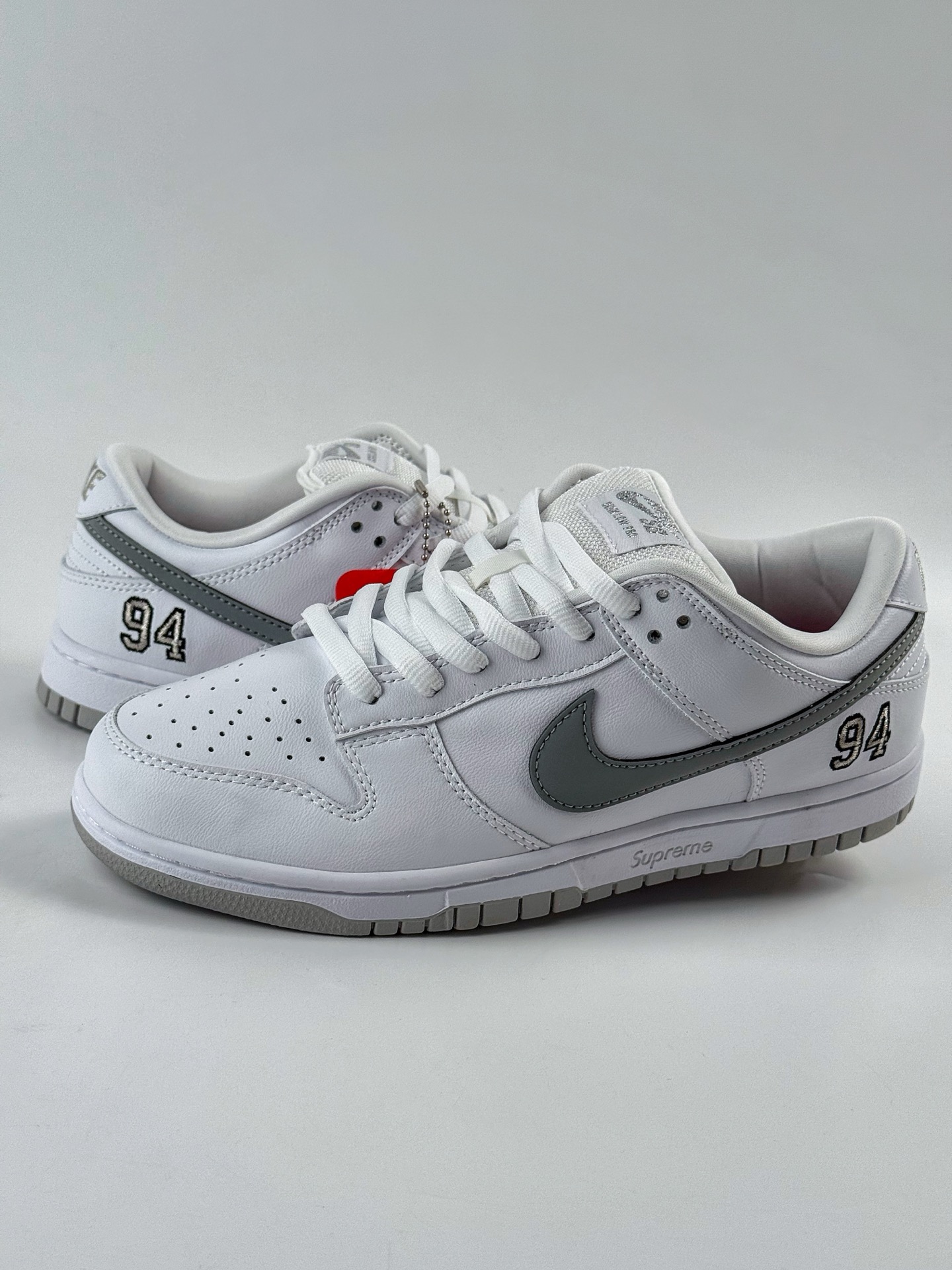 Nike Dunk SB DUNK LOW PRO QS x Supreme 白银 HQ8487-100