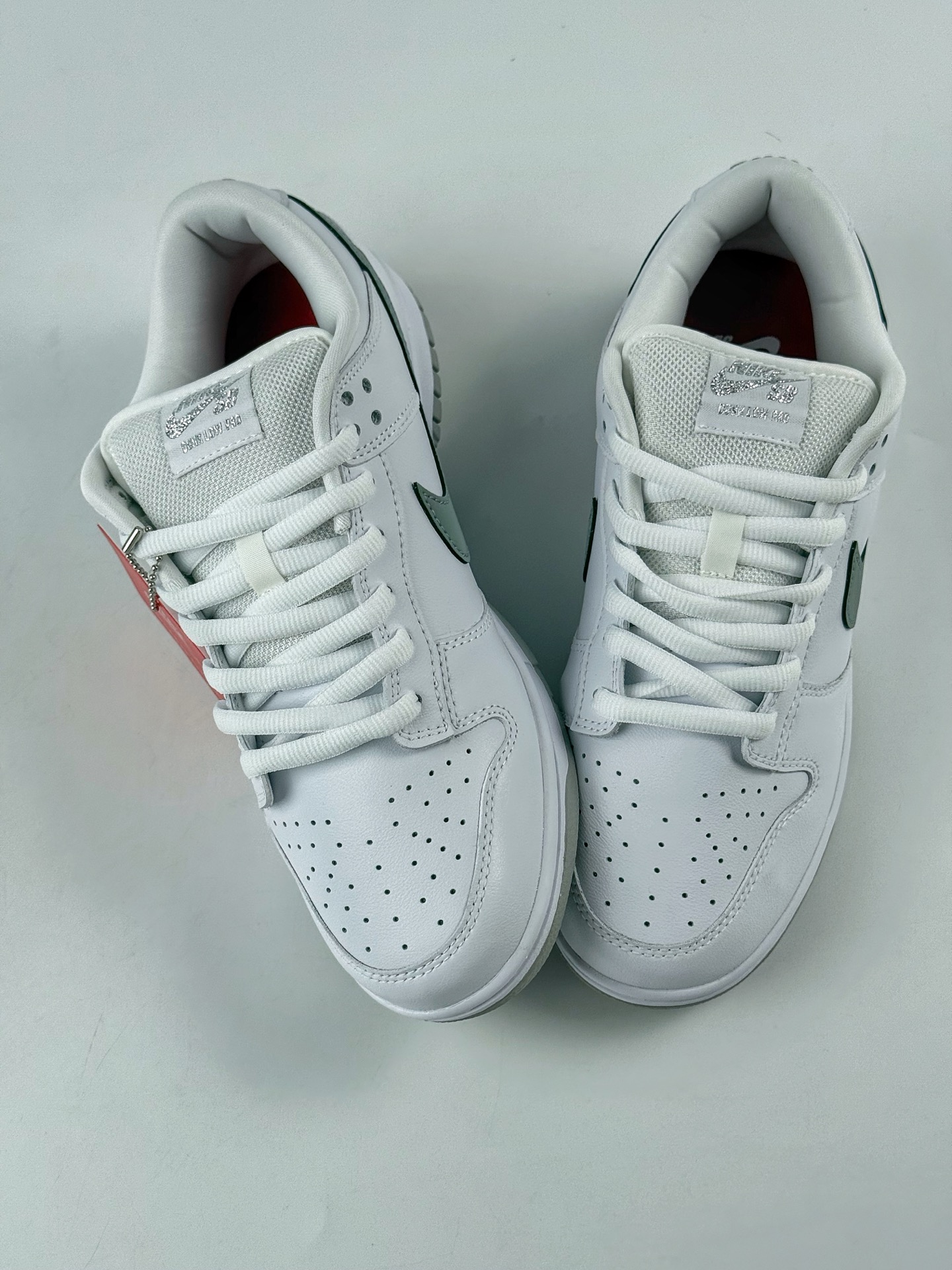 Nike Dunk SB DUNK LOW PRO QS x Supreme 白银 HQ8487-100