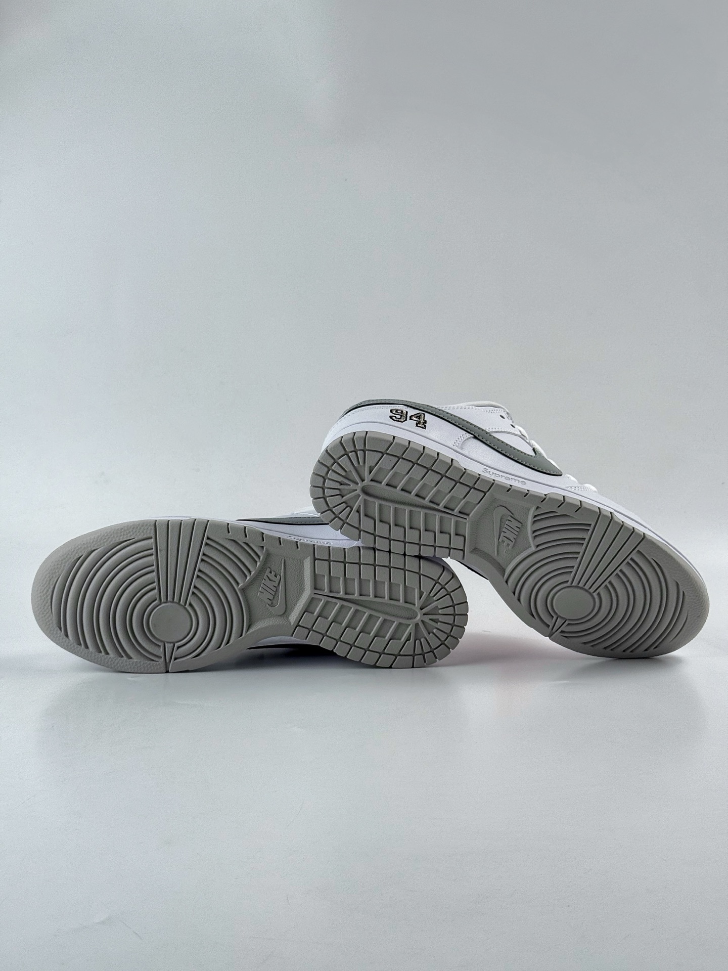 Nike Dunk SB DUNK LOW PRO QS x Supreme 白银 HQ8487-100