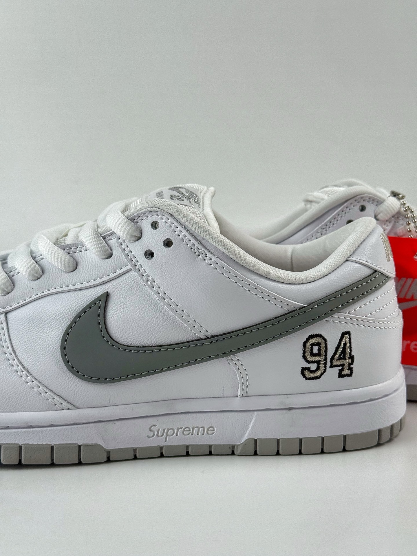 Nike Dunk SB DUNK LOW PRO QS x Supreme 白银 HQ8487-100