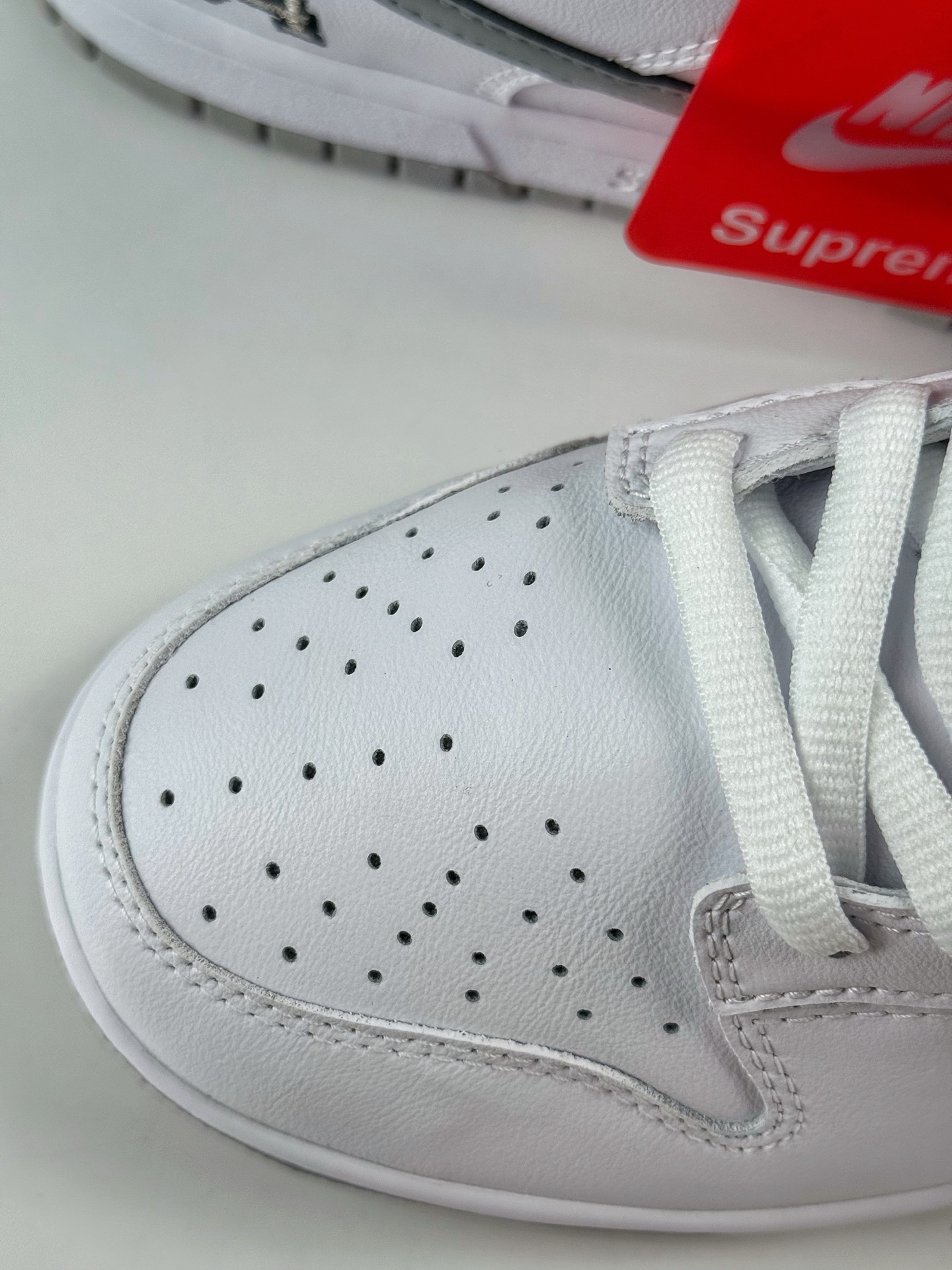 Nike Dunk SB DUNK LOW PRO QS x Supreme 白银 HQ8487-100