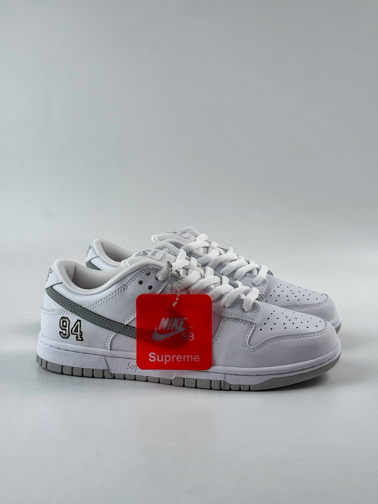 Nike Dunk SB DUNK LOW PRO QS x Supreme 白银 HQ8487-100