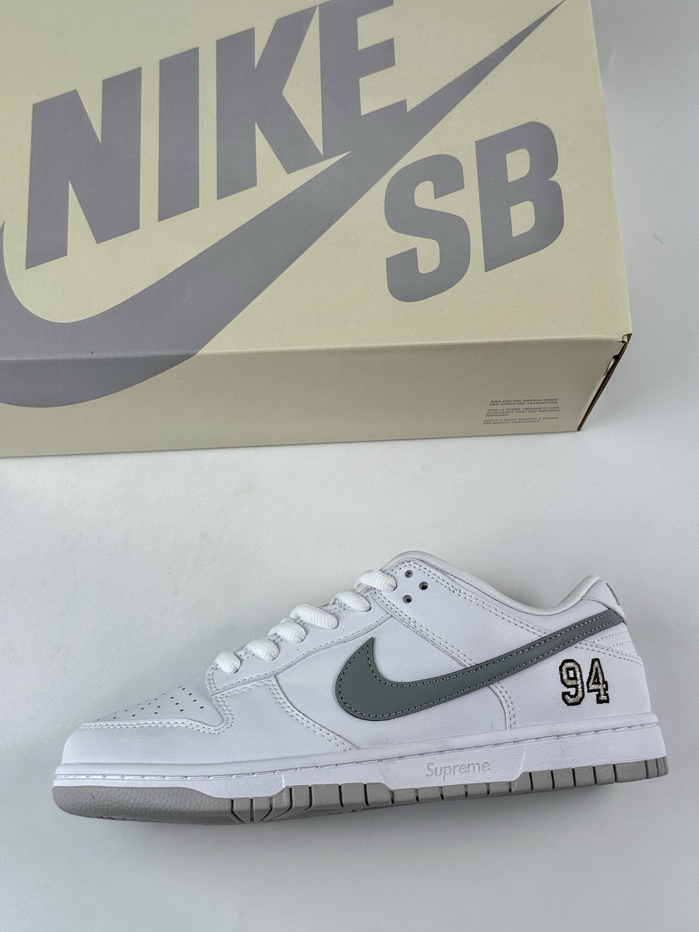 Nike Dunk SB DUNK LOW PRO QS x Supreme 白银 HQ8487-100