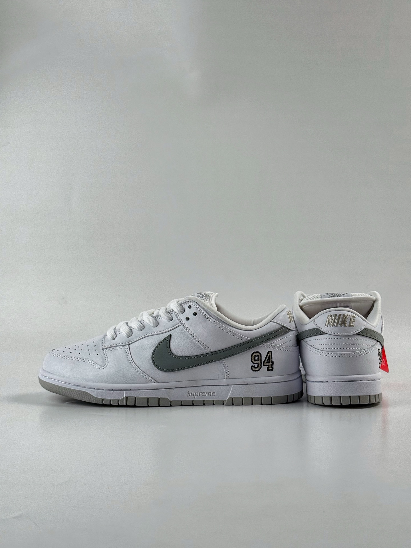 Nike Dunk SB DUNK LOW PRO QS x Supreme 白银 HQ8487-100