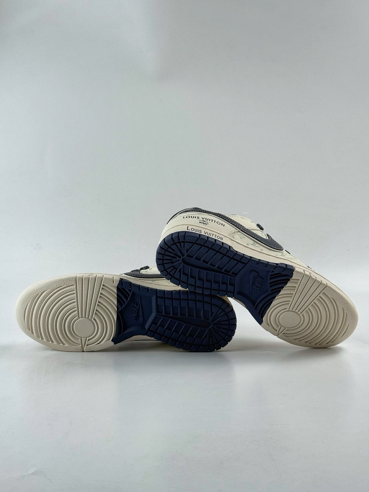 Nike SB Dunk Low x Louis Vuitton 白黑小勾满天星 HT5088-610 Nike SB Dunk Low x Louis Vuitton 白黑小勾满天星 HT5088-610