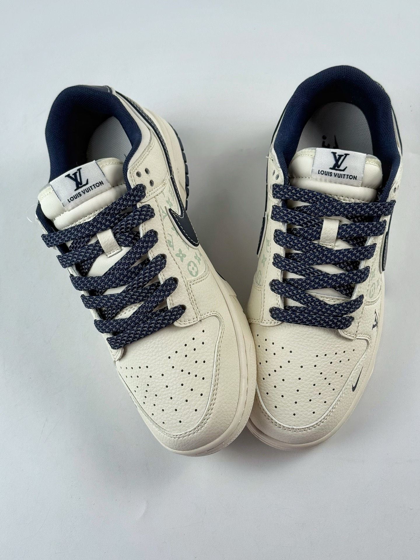 Nike SB Dunk Low x Louis Vuitton 白黑小勾满天星 HT5088-610 Nike SB Dunk Low x Louis Vuitton 白黑小勾满天星 HT5088-610