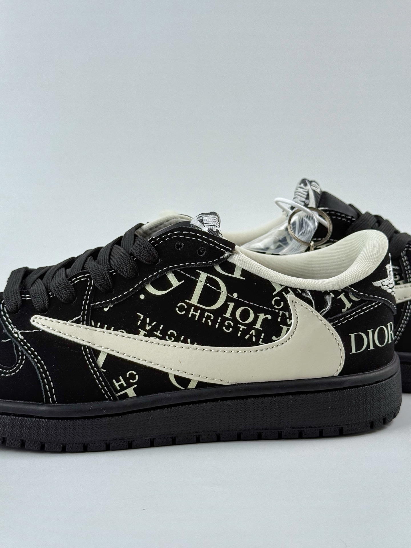 Travis Scott x Nike Air Jordan 1 Low x DIOR Air Jordan 1 Low 反转黑白小勾倒钩 LD2025-036