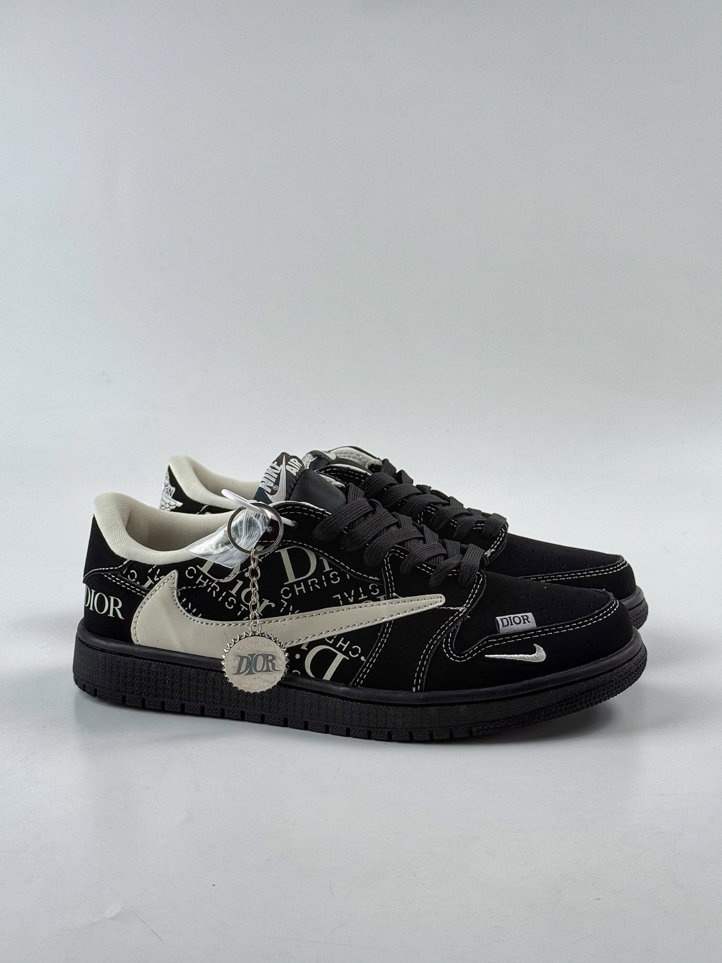 Travis Scott x Nike Air Jordan 1 Low x DIOR Air Jordan 1 Low 反转黑白小勾倒钩 LD2025-036