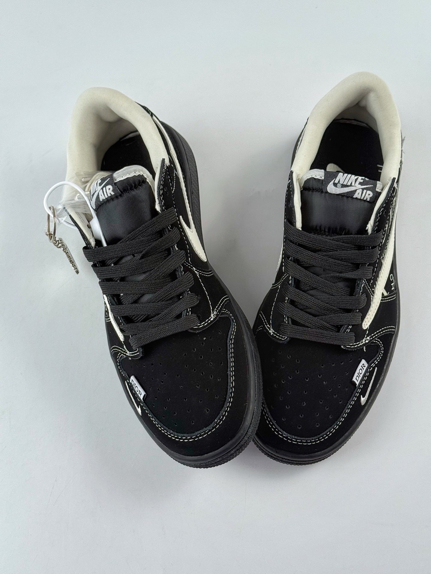 Travis Scott x Nike Air Jordan 1 Low x DIOR Air Jordan 1 Low 反转黑白小勾倒钩 LD2025-036