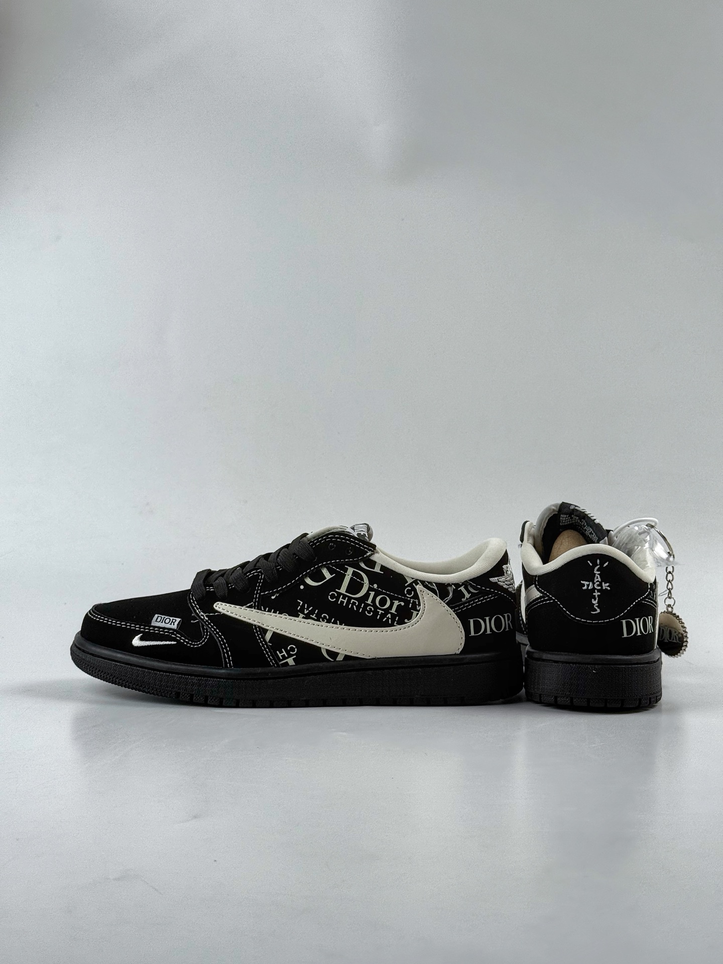 Travis Scott x Nike Air Jordan 1 Low x DIOR Air Jordan 1 Low 反转黑白小勾倒钩 LD2025-036