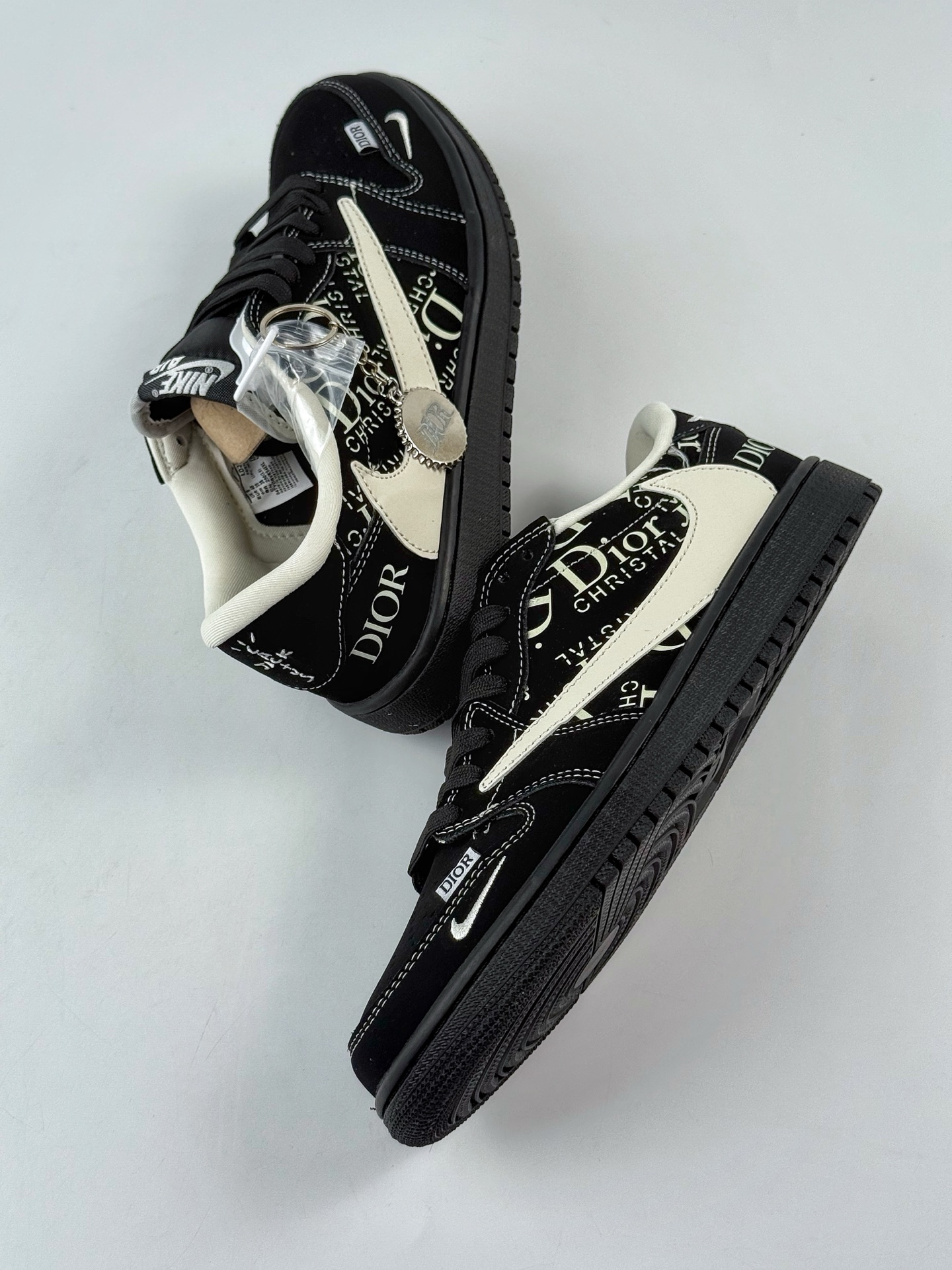 Travis Scott x Nike Air Jordan 1 Low x DIOR Air Jordan 1 Low 反转黑白小勾倒钩 LD2025-036