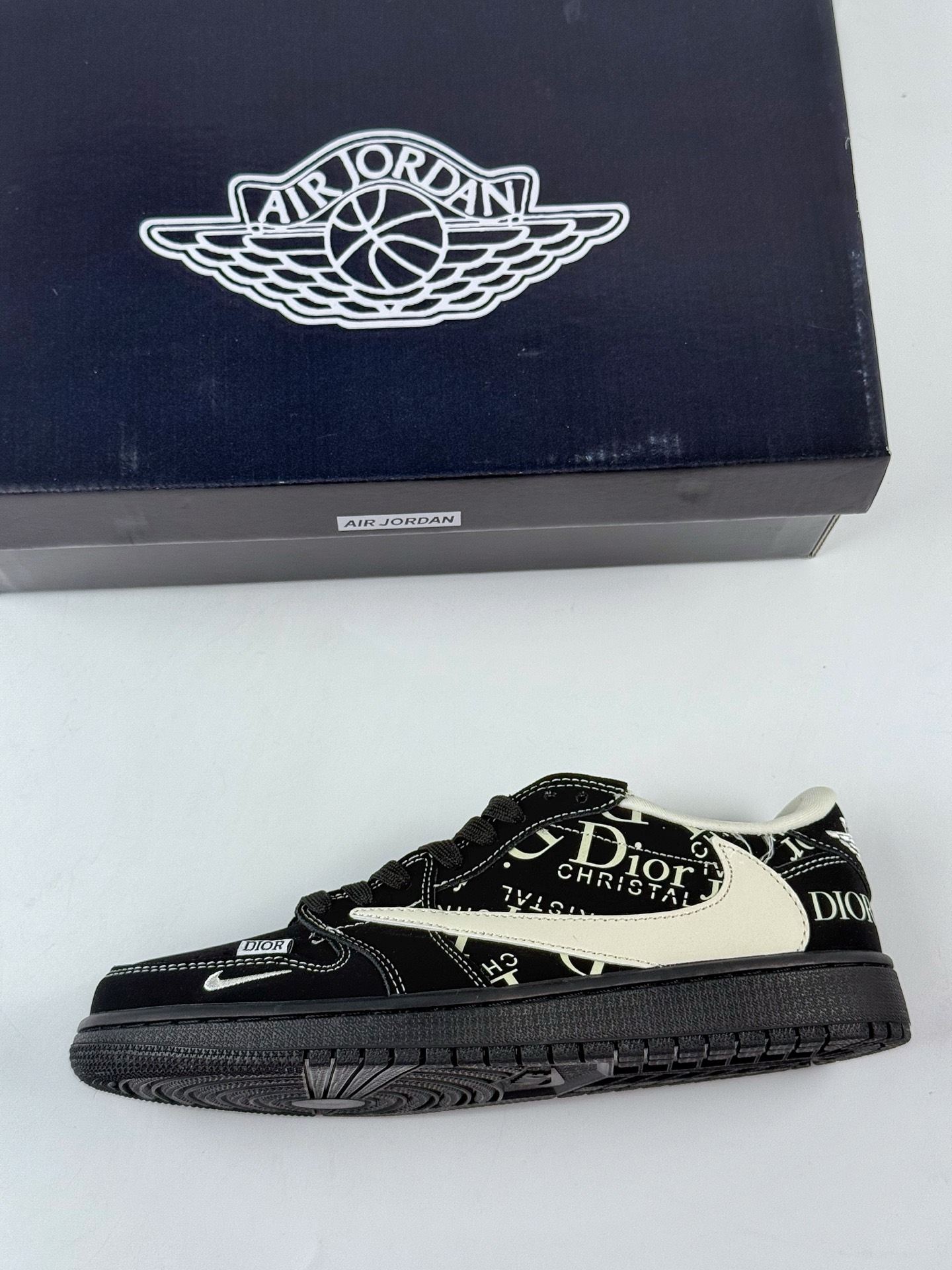 Travis Scott x Nike Air Jordan 1 Low x DIOR Air Jordan 1 Low 反转黑白小勾倒钩 LD2025-036