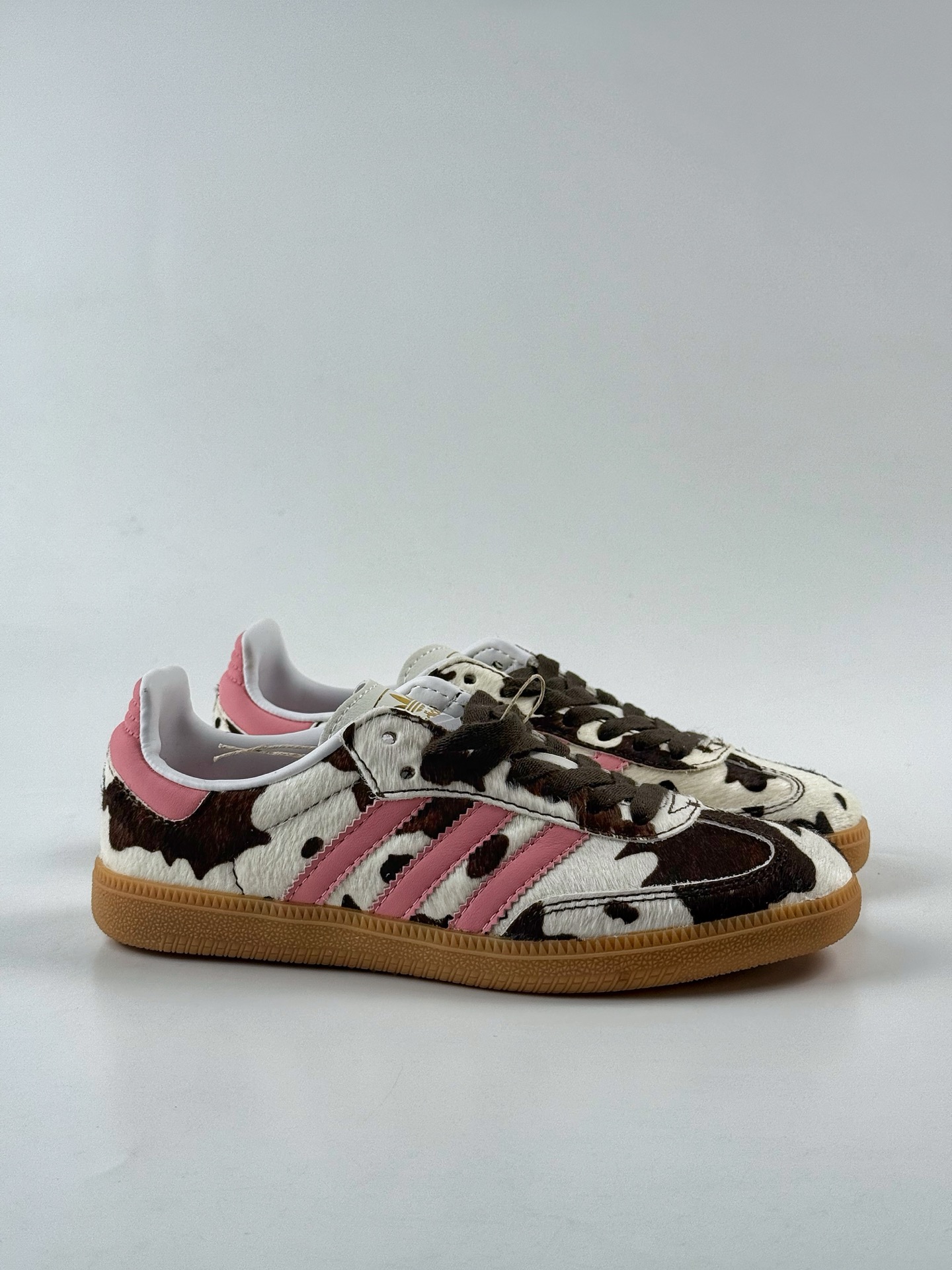 Adidas Samba 休闲板鞋 该鞋款鞋面采用多种材料拼接(缝/车线) KK2239