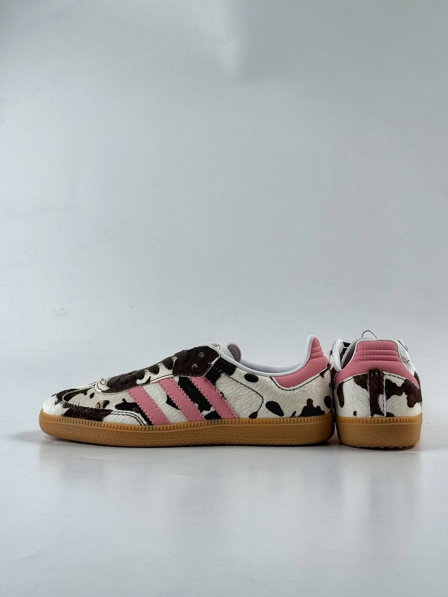 Adidas Samba 休闲板鞋 该鞋款鞋面采用多种材料拼接(缝/车线) KK2239