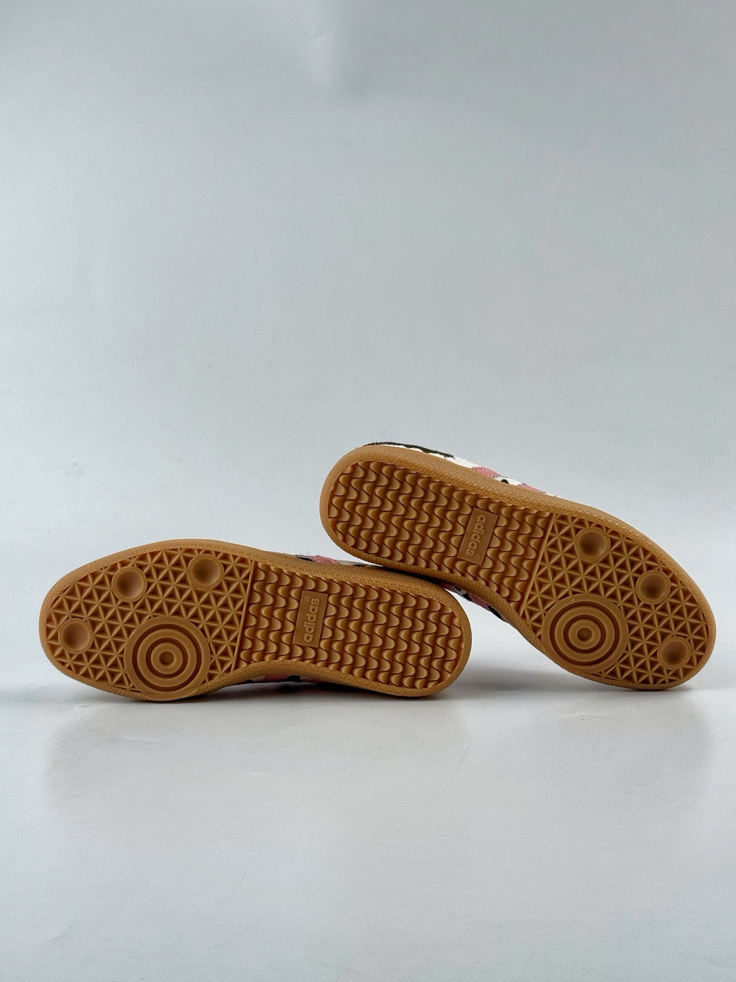 Adidas Samba 休闲板鞋 该鞋款鞋面采用多种材料拼接(缝/车线) KK2239