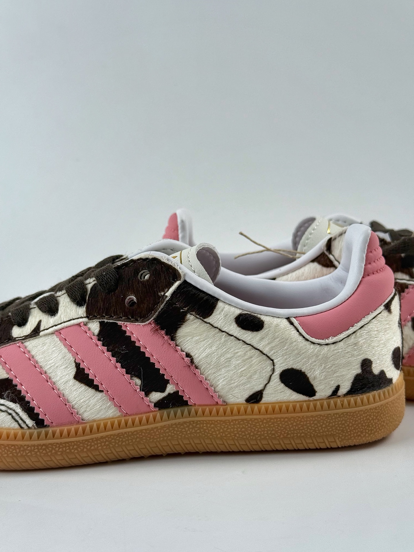 Adidas Samba 休闲板鞋 该鞋款鞋面采用多种材料拼接(缝/车线) KK2239