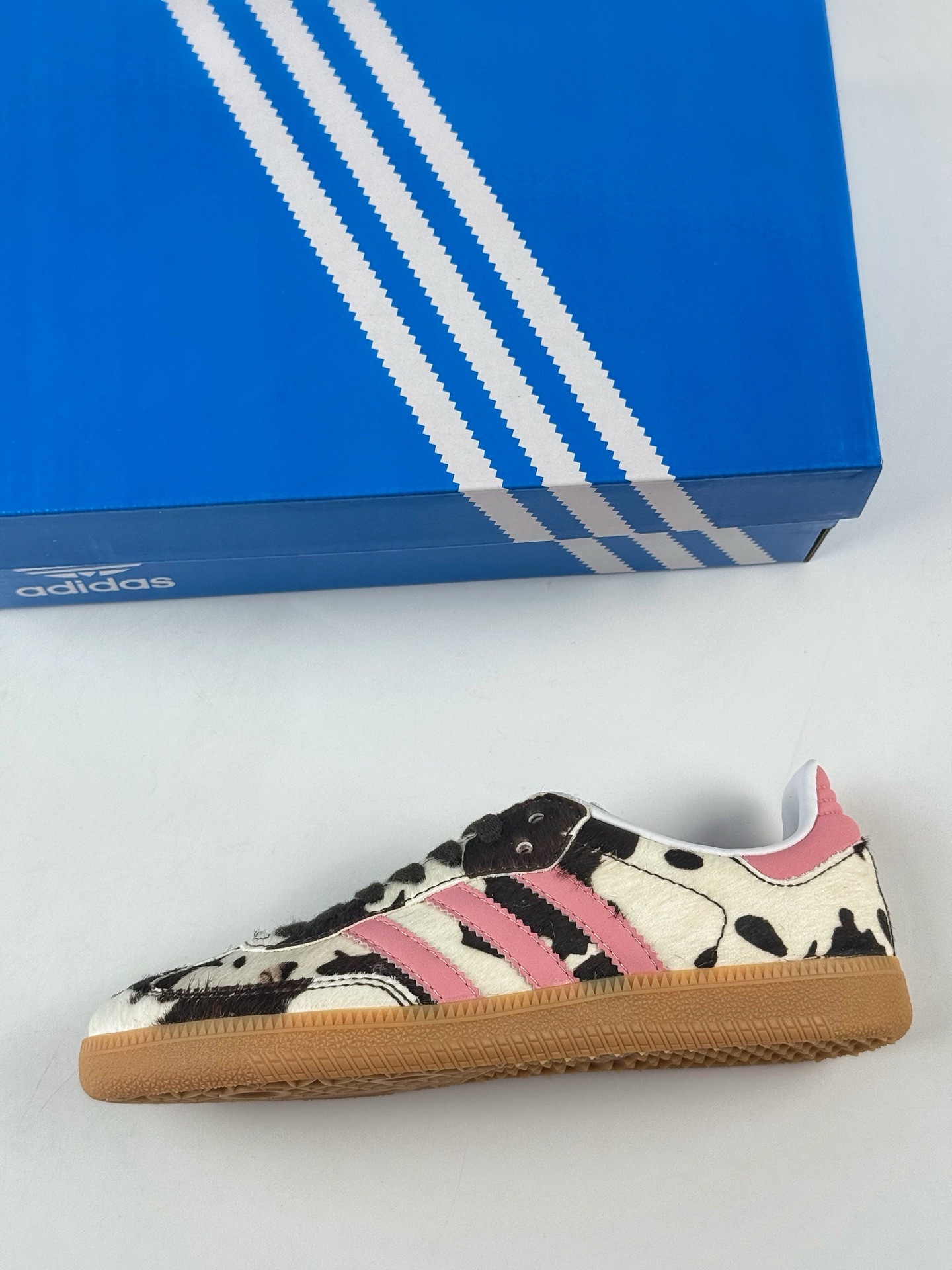 Adidas Samba 休闲板鞋 该鞋款鞋面采用多种材料拼接(缝/车线) KK2239