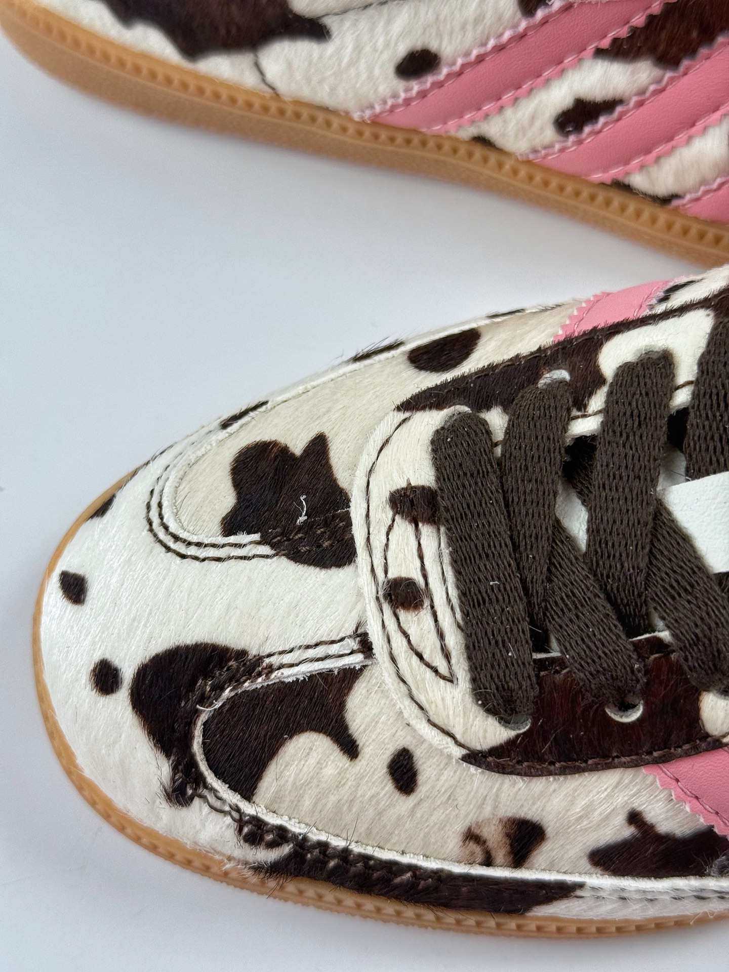 Adidas Samba 休闲板鞋 该鞋款鞋面采用多种材料拼接(缝/车线) KK2239