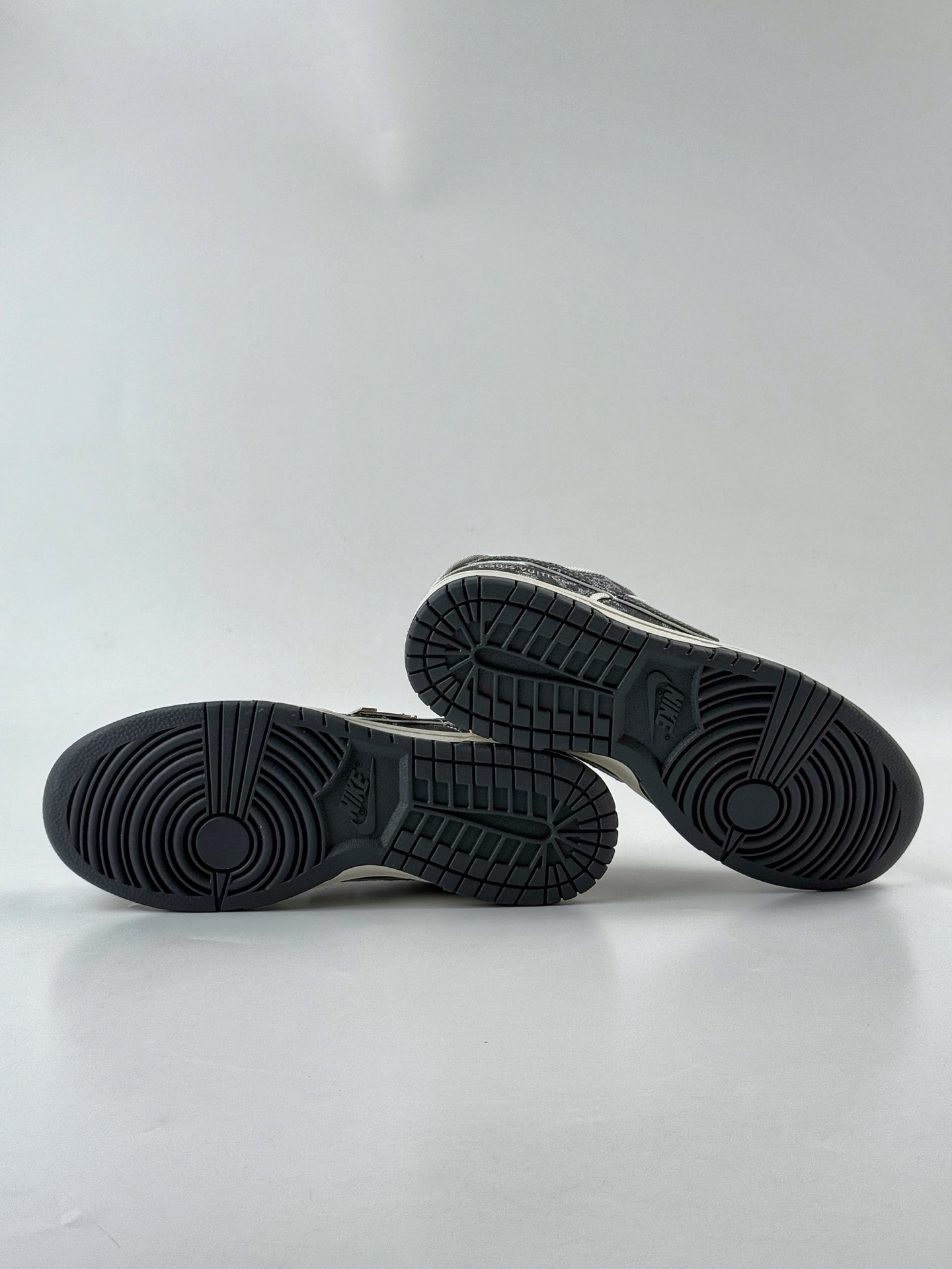 NIKE SB Dunk Low RETRO x Louis Vuitton 黑白牛仔 SC0601-470
