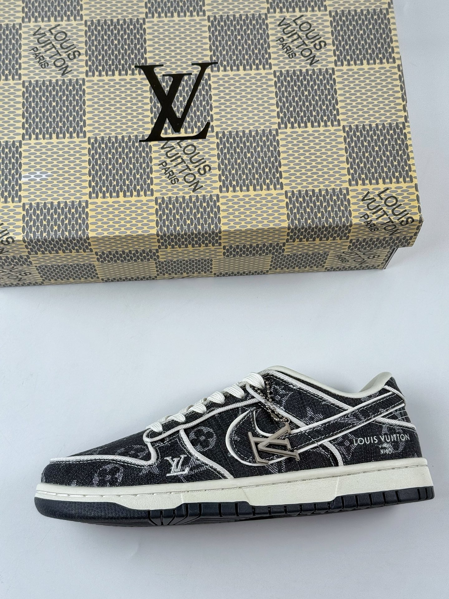 NIKE SB Dunk Low RETRO x Louis Vuitton 黑白牛仔 SC0601-470