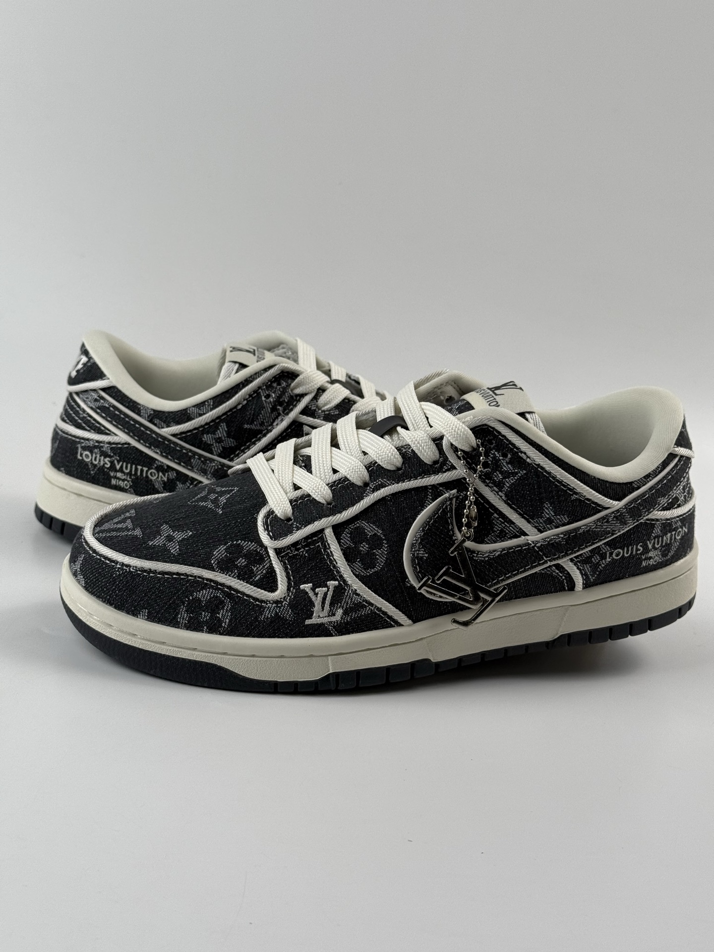 NIKE SB Dunk Low RETRO x Louis Vuitton 黑白牛仔 SC0601-470