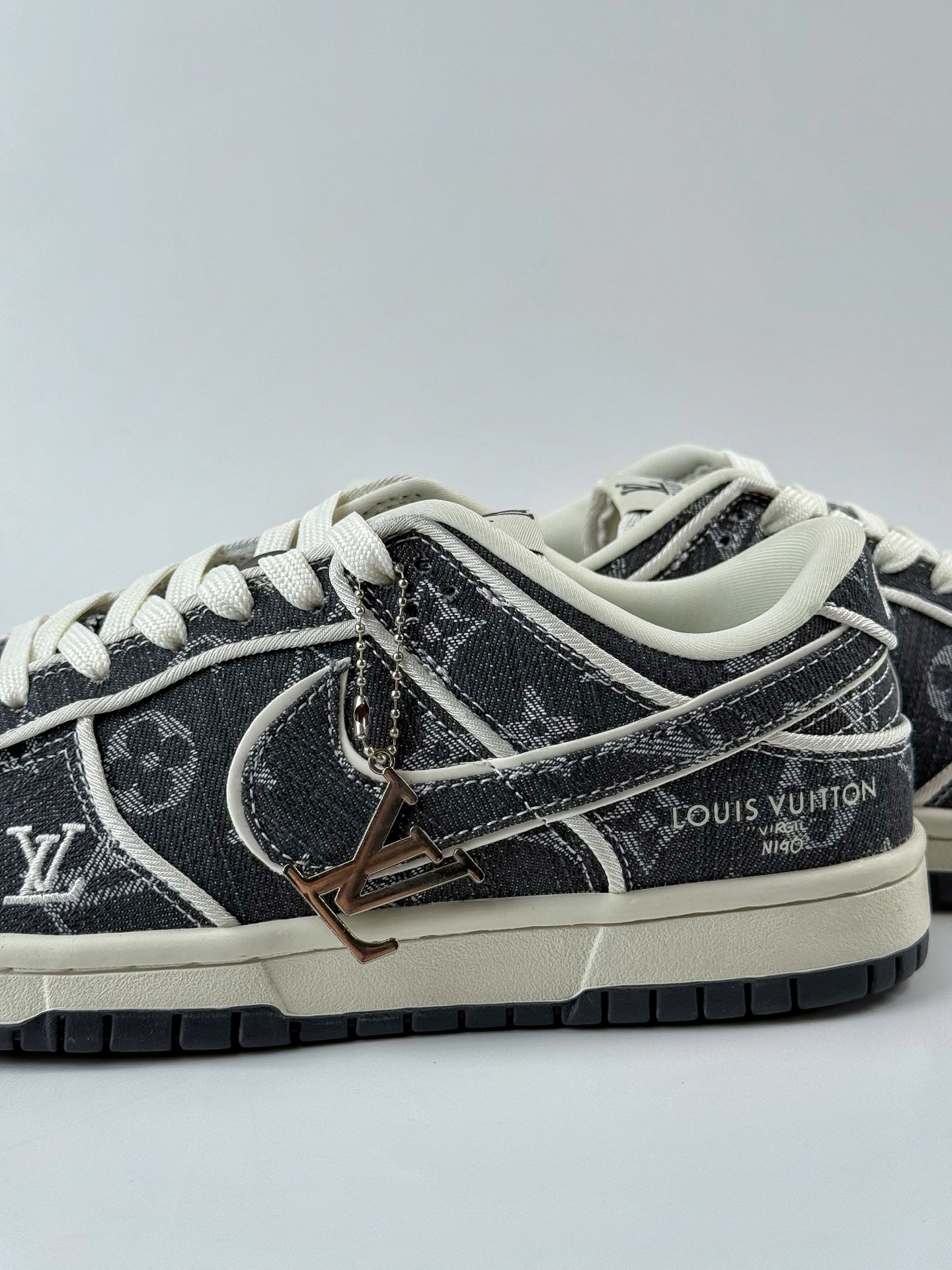 NIKE SB Dunk Low RETRO x Louis Vuitton 黑白牛仔 SC0601-470