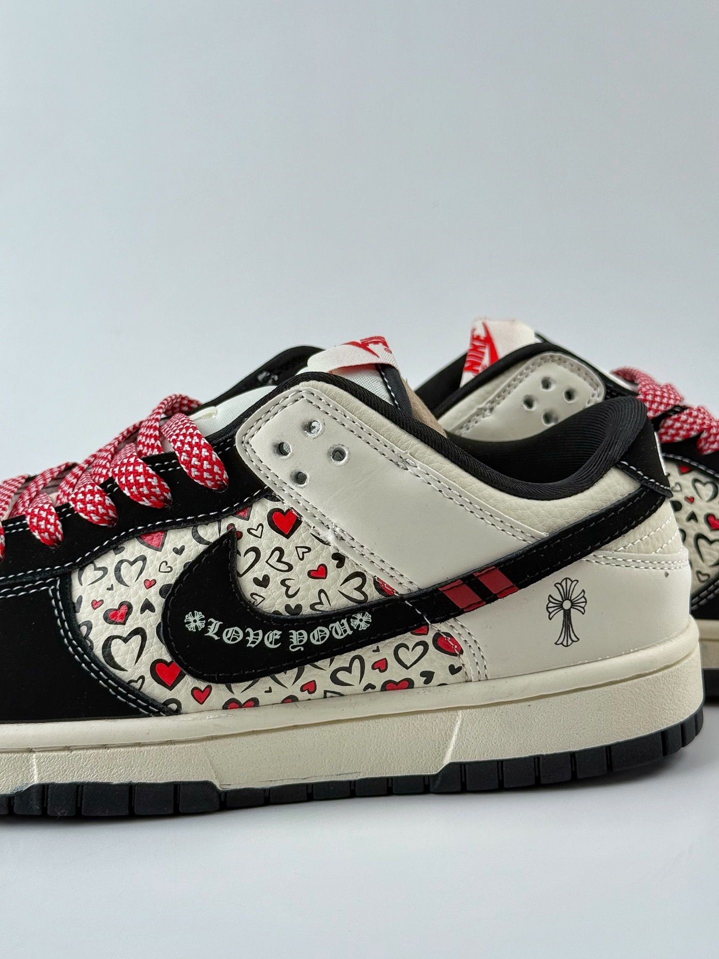 Nike SB Dunk Low 十字架 黑白红小勾满天星 SR8888-011